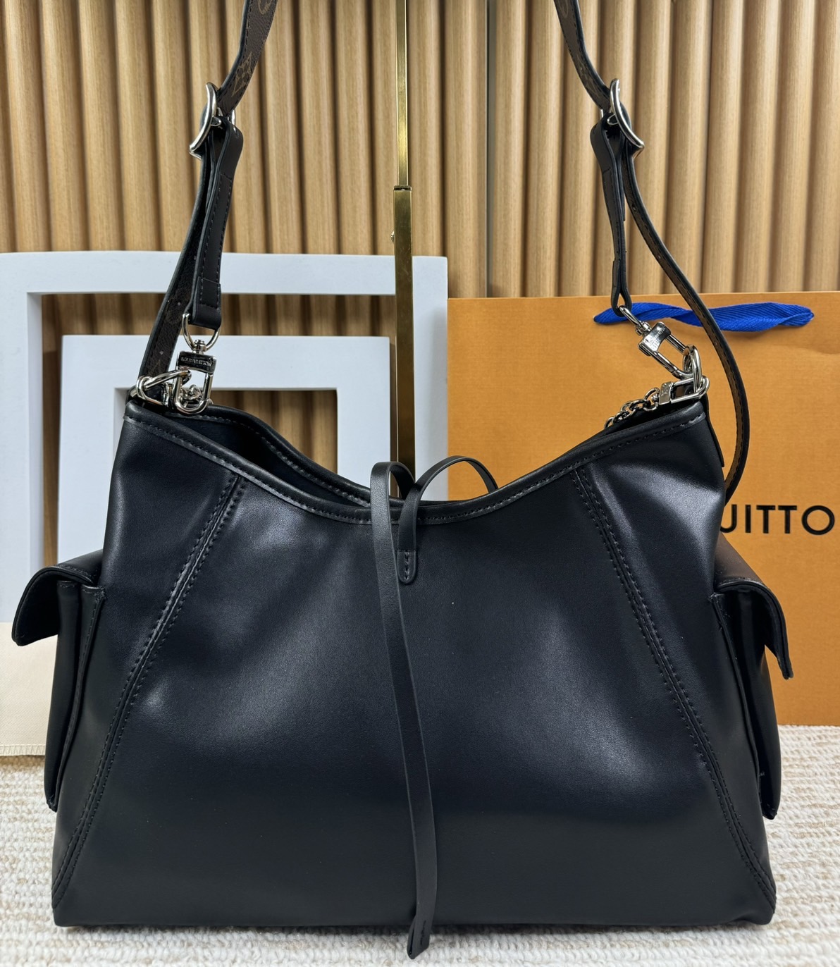 LV CarryAll Cargo PM Handbag 30cm dark allure กระเป๋าสะพาย จุของได้เยอะ เกรดออริ 1:1 ใช้งานต่างประเทศได้