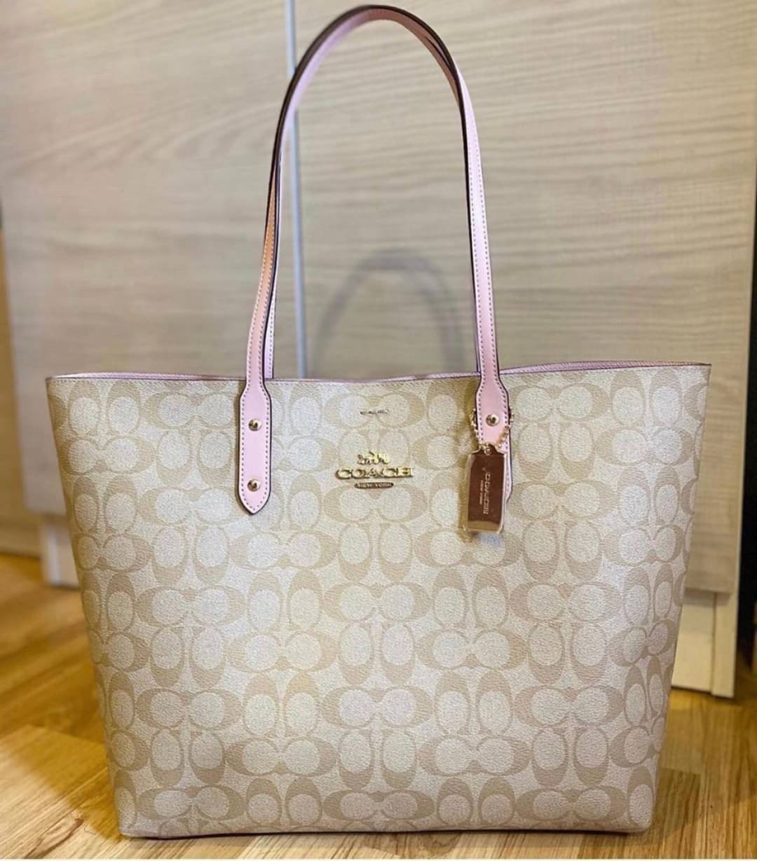 รุ่นยอดนิยม COACH TOWNTOTE IN SIGNATURE CANVAS F76636 กลับใช้ได้ทั้งสองด้าน ใบขนาดใหญ่จุใจ ใส่ของได้เยอะมากกก เป็นรุ่นที่สวยตลอดกาล ควรมีติดตู้ไว้เลยค่าา