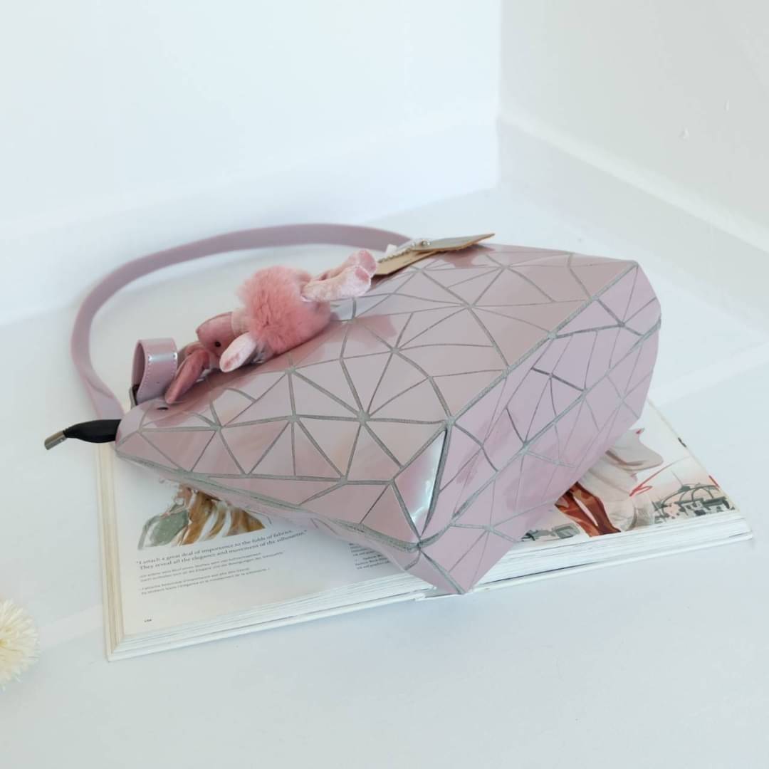 David Jones กระเป๋าสะพายข้างดีไซน์เกร๋มาก สีสวยหรูมาก ขนาดกะลังดีเลย ปรับทรงได้ 2 แบบ น่ารักมาก สี Rose pearl สวยที่สุด มาพร้อมกระต่ายเข้า set เลิศคะ