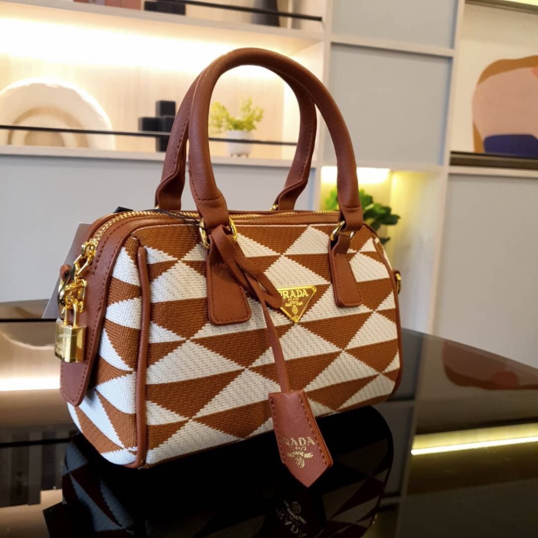 Prada Symbole Embroidered Fabric Top-handle Bag พร้อมส่งรุ่นใหม่ มาแรง จากแบรนด์ Prada กับทรง หมอนอยู่ทรงสวย สาวๆห้าม