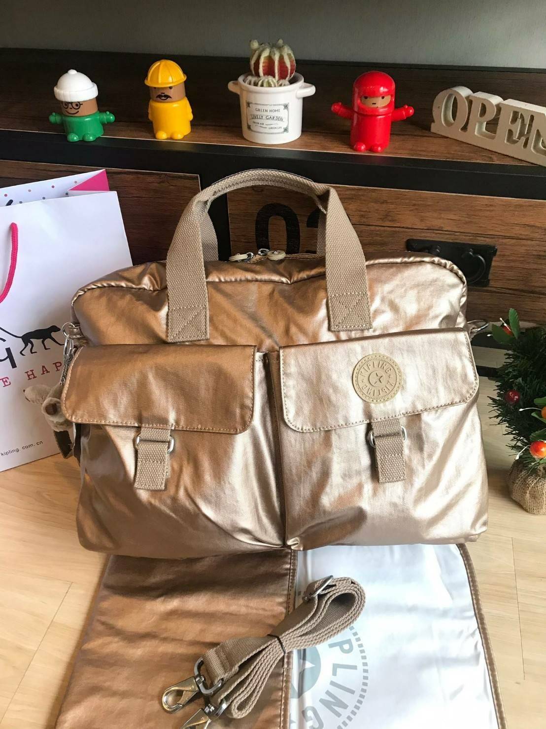 Kipling shoulder bag K08263 NEW BABY BAG L CARDINAL กระเป๋าถือหรือสะพาย วัสดุnulon100%มีช่องใช้งานทั้งด้ายหน้าและด้านหลัง ช่องใหญ่เปิดปิดด้วยซิปคู่ ภายในมีช่องซิปตาข่ายและช่องเล็ก จัดของได้เป็นสัดส่วน มาพร้อมสายสะพายและแผ่นรองเอนกประสงค์ในเซ็ทสุดคุ้มเลยคร