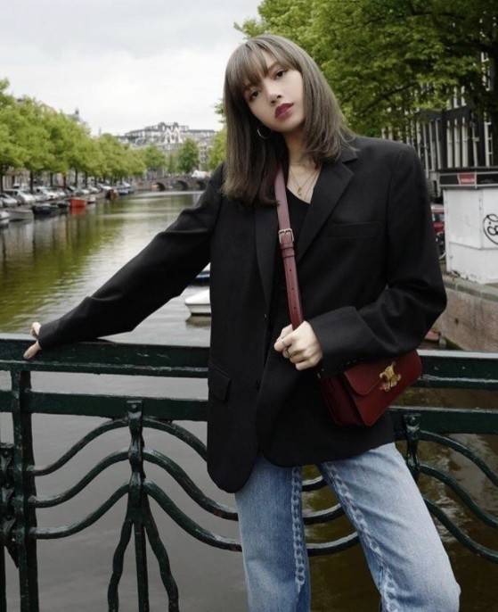 VIP 】CELINE Medium Triomphe Bag In Shiny Calfskin Medium Triomphe Bag In Shiny Calfskin GIFT WITH PURCHASE (GWP) พรีเมี่ยมกิ๊ฟ Limited Edition จาก CELINE PERFUME DUTY FREE COUNTER วัสดุหนังแท้ (Calfskin) ซับในเป็นหนังแกะ (Lambskin) รูปทรงสี่เหลี่ยมผืนผ้า 