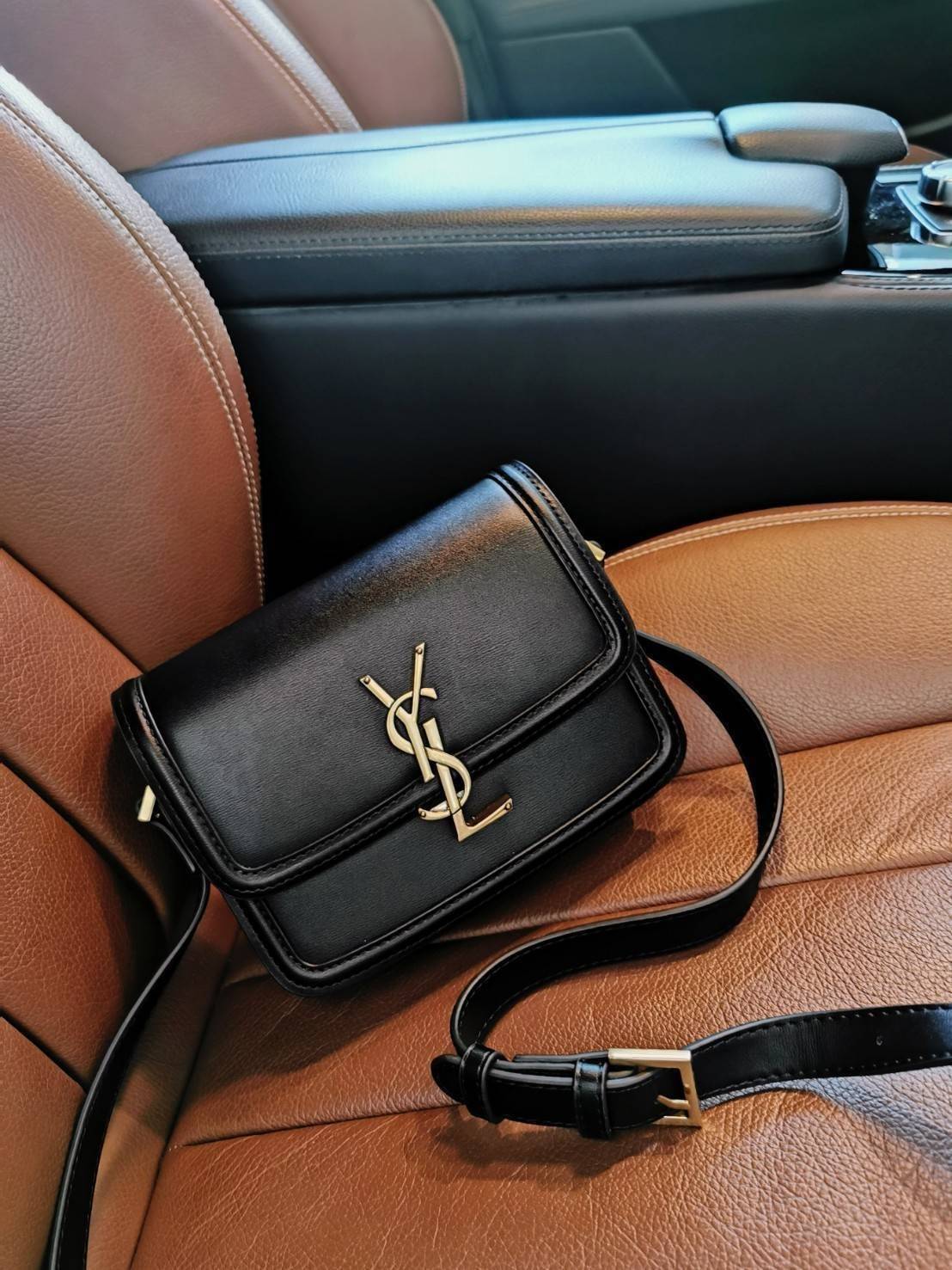 YVES SAINT LAURENT YSL BAG VIP GIFT WITH PURCHASE (GWP) พรีเมี่ยมกิ้ฟ Limited Edition จาก YSL DUTY FREE COUNTER วัสดุหนังแท้ Calfskin ทรงสี่เหลี่ยมหนังสวยหรูอยู่ทรงเปิดปิดด้วยฝาปิดโลโก้แบรนด์อะไหล่ทอง ภายในโล่งมีช่องหลัก และช่องย่อยสามารถใส่มือถือของใช้จุ