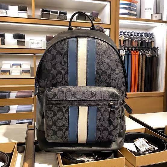 COACH WEST BACKPACK IN SIGNATURE CANVAS WITH VARSITY STRIPE (COACH 3001)😎กระเป๋าเป้ กระเป๋าสะพาย รุ่นหายาก ที่มีมาไม่บ่อย// วัสดุแคนวาส ผสมหนังแท้ หนังนิ่ม ทรงสวย จุของได้เยอะ ลาย SIGNATURE โดดเด่น ดูดีม๊าก!!// มีช่องหลัก แยกเป็น 2 ช่อง สามารถแยกเ