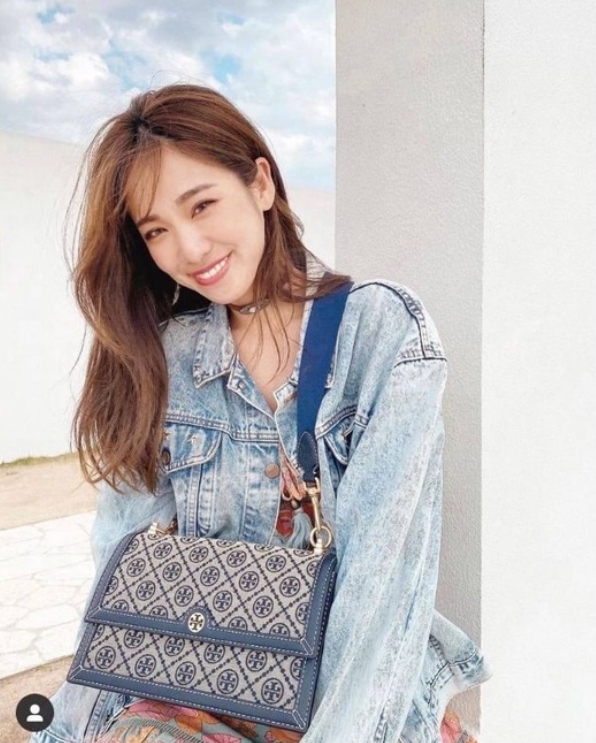 Tory burch t monogram jacquard shoulder bag คอลเลคชั่น T Monogram สำหรับคอลเลคชั่นฤดูใบไม้ผลิ 2021 เราสร้างสรรค์ลายโมโนแกรมที่ได้รับแรงบันดาลใจมาจากลวดลายการถักทอผ้าห่มของชาว Pennsylvania Dutch แบบดั้งเดิม เป็นการเฉลิมฉลองโลโก้สุดไอคอนนิคของแบรนด์ โดดเด่น