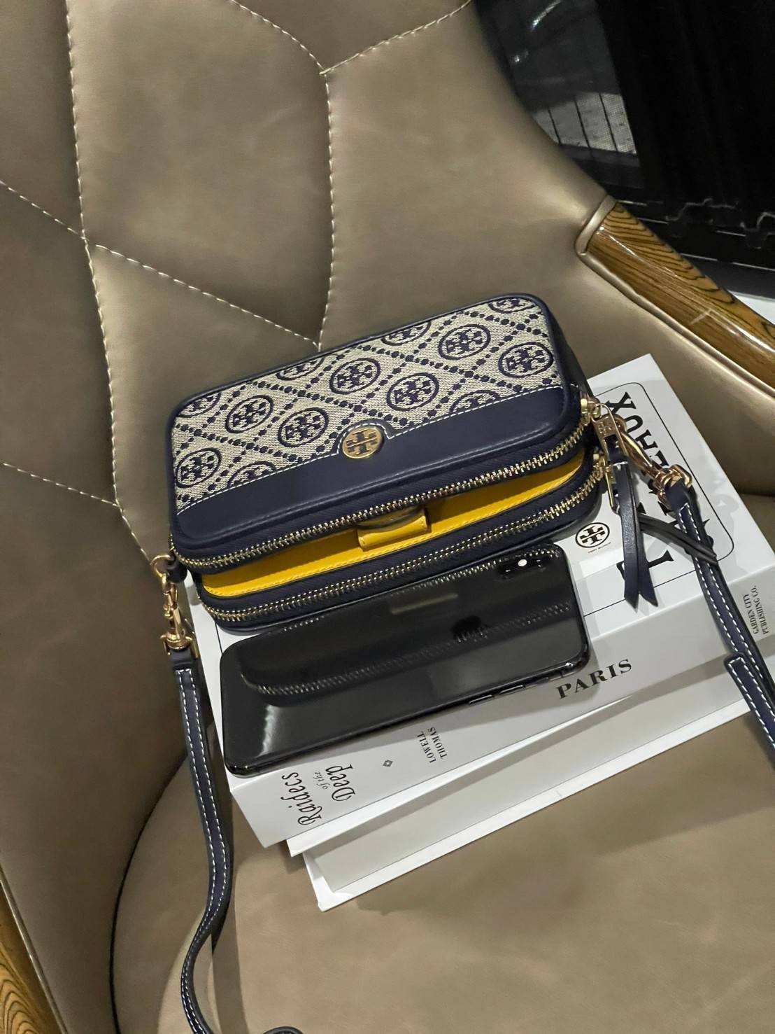 ของแท้ 💯% Tory burch t monogram jacquard double-zip mini bag พลาดไม่ได้กับTory burch ที่รนำเอาลวดลาย T Monogram มารังสรรค์ลงบนไอเท็มต่างๆ ในคอลเล็กชั่นการทอลายแบบแจ็กการ์ดสุดประณีต