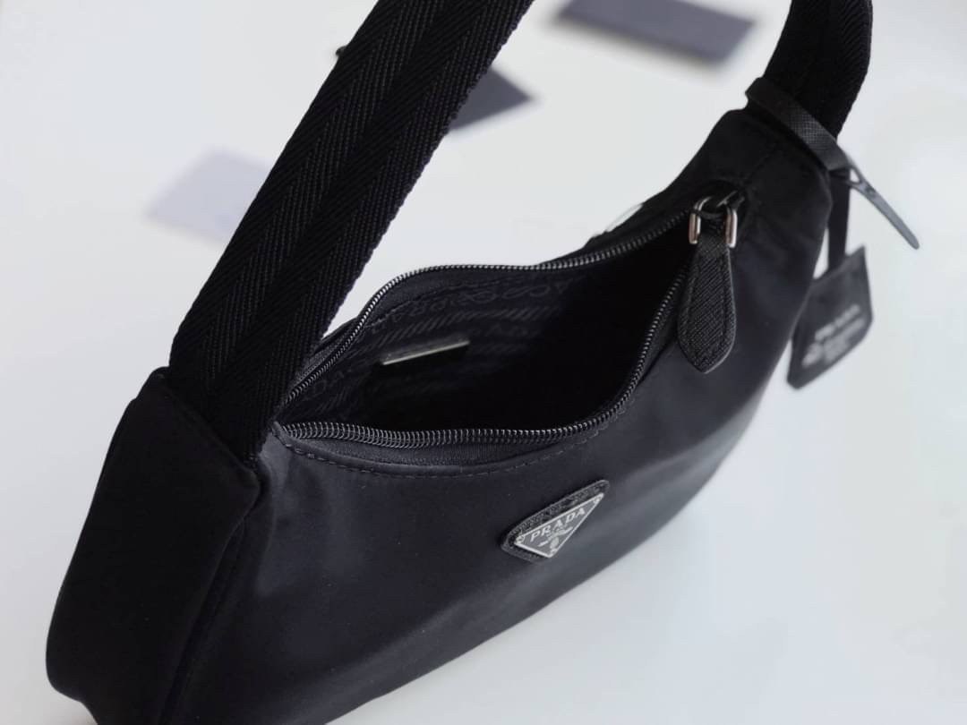 PRADA Nylon Mini Bag รุ่นใหม่แนะนำ!! พร้อมส่งครบ4สี รุ่นขายดีในตำนานค่ะ PRADA NYLON HANDBAGS ขนาดกะทัดรัด **อะไหล่เงิน วัสดุทำจากผ้าNylon อย่างหนา อยู่ทรง กันน้ำได้ หายห่วงคะ ด้านหน้ามีโลโก้แบรนด์ เปิดปิดด้วยซิป มาพร้อมสายผ้า ไม่สามา