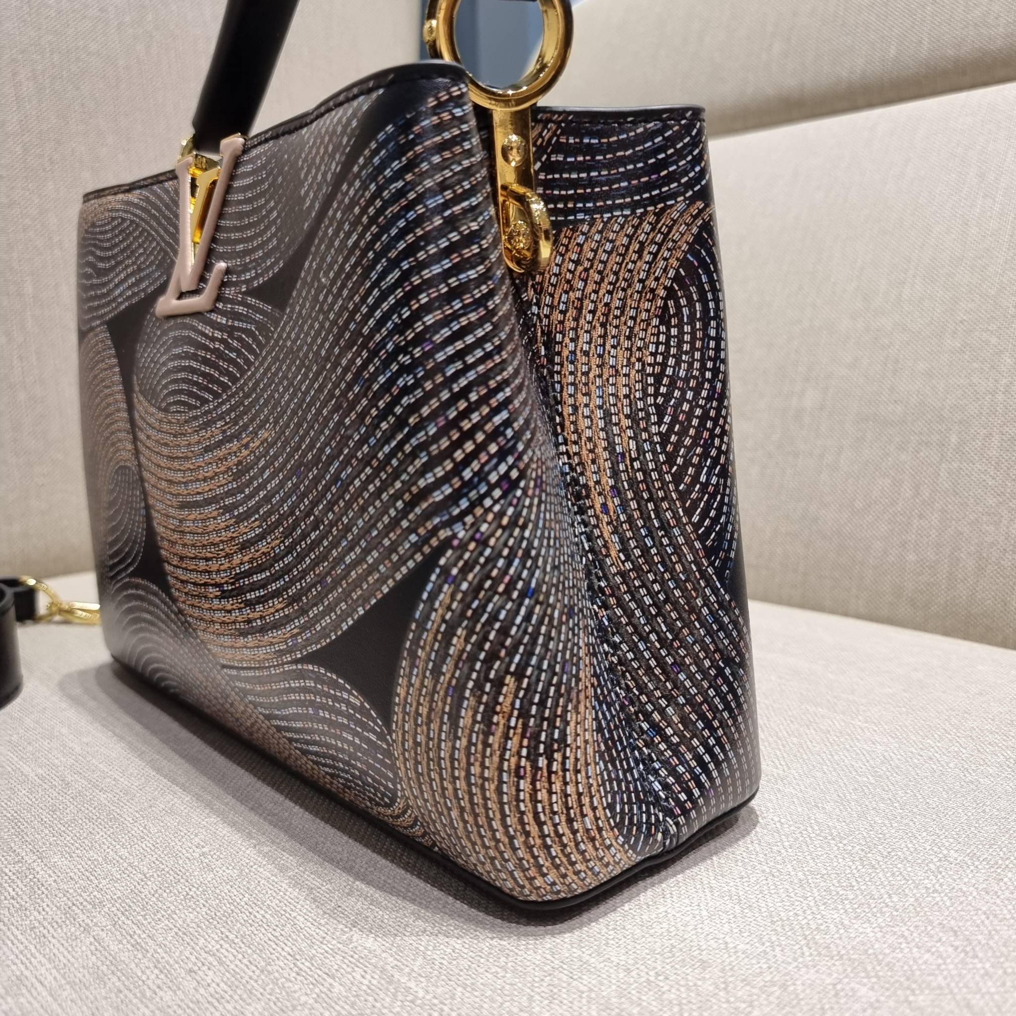 LV capucines top handle วีไอพีพรีเมี่ยมกิ๊ฟจากเคาน์เตอร์ ที่สุดของความสวยในราคาเบาๆ กระเป๋าถือสุดหรู ดีไซน์ทรงคลาสสิค พร้อมลวดลายหรูหรา มาพร้อมหูจับในตัว ด้วยรูปทรงวินเทจและวัสดุหนังแท้ ขับผิว ทำให้ไอเท็มนี้สะกดทุกสายตาจริงๆ และยังมีลูกเล่นที่ฝาปิดกระเป๋า