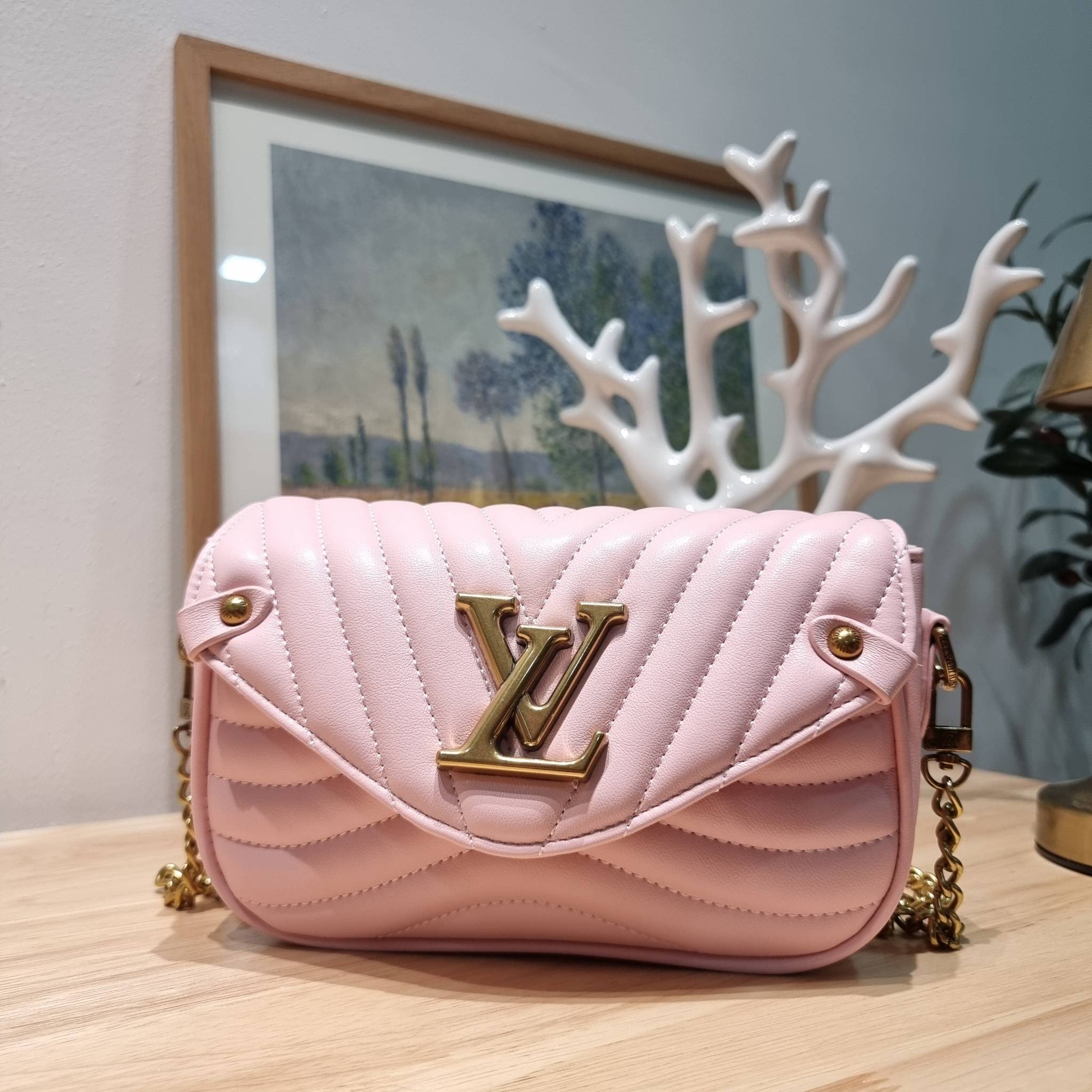LV new wave pochette multi bag กระเป๋าสะพายมัลติฟังก์ชั่น มาพร้อม box set รับรองว่าดีงาม ลูกเล่นคลาสสิคผสานความวินเทจ มีสายสะพายให้ 2 เส้น และกระเป๋าใบลูก เล็กน่ารัก