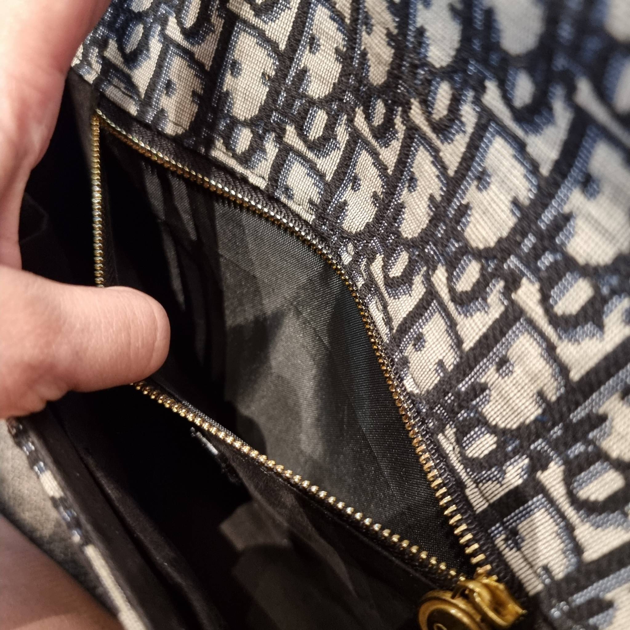 DIOR CD ADDICT FLAP BAG กระเป๋าสะพายดีไซน์คลาสสิค สวยผู้ดี โดดเด่นด้วยโลโก้และอะไหล่ตัวล็อคสีทอง เพิ่มดีเทลความหรูขึ้นไปอีก วัสดุผ้าแคนวาสทอลวดลายเอกลักษณ์ ภายในเป็นช่องโล่ง มีช่องซิป สายสะพายโซ่ในตัว ปรับใช้ได้ 2 แบบ สะพายข้าง หรือสะพายโซ่คู่ที่ไหล่ก็สะด