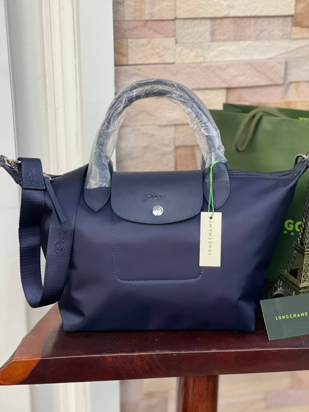 ของแท้ 💯% Longchamp LE PLIAGE NÉO TOP HANDLE BAG (small size) อีกหนึ่งรุ่นยอดนิยม ที่สาวๆ ต้องมีไว้เก็บไว้สักใบ กระเป๋าโท้ทใบนี้ มาพร้อมกับสีที่มีสไตล์เรียบง่าย