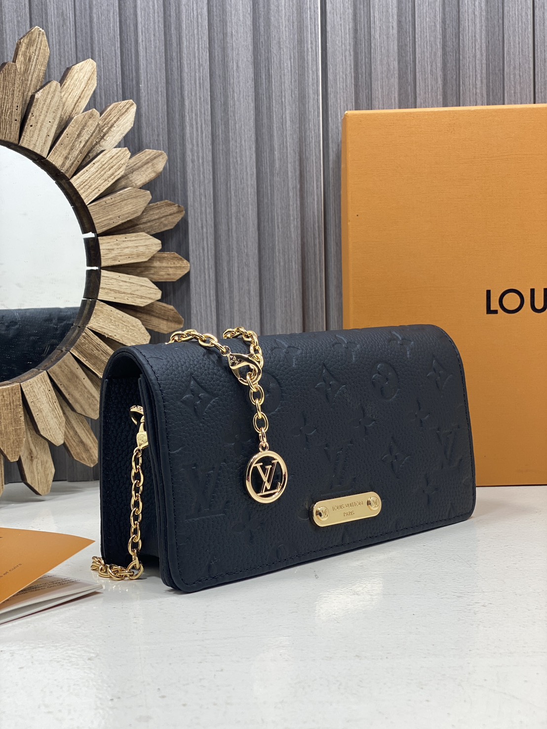 TOP ORI หนังแท้ | LV Wallet On Chain Lily Bag soft grained Monogram Empreinte leather กระเป๋าสะพายทรงคลัชถือเป็นกระเป๋าสตางค์ สายสะพายโซ่ทองหรูหราถอดได้ หนังแท้ลายเกรนเนื้อนุ่ม ทรงสี่เหลี่ยมทันสมัยเข้ากับลุคเรโทรเรียบหรู