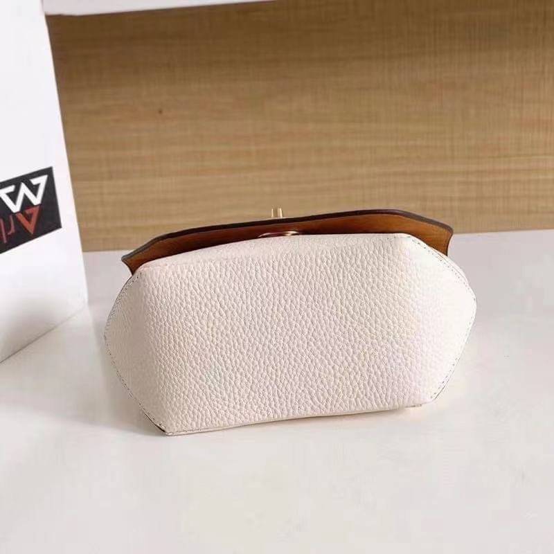 คอลเลคชั่นใหม่ ทั้งสวยทั้งคุณภาพค่ะ😘 COACH KARLEE CROSSBODY BAG 💐พร้อมส่ง ได้ไปไม่ผิดหวังแน่นอนค่ะ! สวยๆแบบคนดังระดับโลกกันค่าา กระเป๋าสะพายแบบครอสบอดี้ร์ หนังแท้นิ่มสวยงามมากๆค่ะ รูปทรงน่ารักกระทัดรัด เปิดปิดกระเป๋าแบบหมุนล็อค ภายในสามารถ