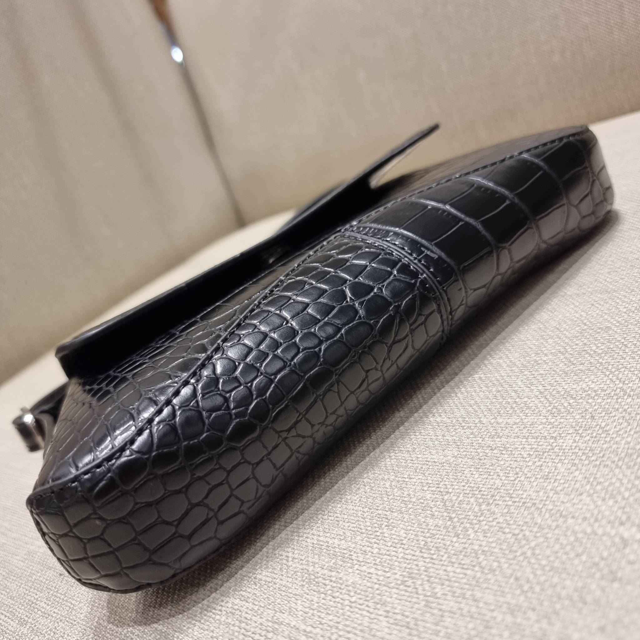 Balenciaga XX small flap bag กระเป๋าสะพายดีไซน์สวยเลิศ!! ไม่ซ้ำ เอกลักษณ์ที่โดดเด่นด้วยรูปทรง และขนาดที่กำลังเหมาะใช้งาน พร้อมดีไปหมด!! วัสดุหนังลายจระเข้ ขึ้นเงาคมชัด เปิด-ปิดด้วยกระดุมแม่เหล็ก ภายในกระเป๋าเป็นช่องโล่ง ใส่ของสำคัญจุกจิกพอได้ พกพาได้แบบไม