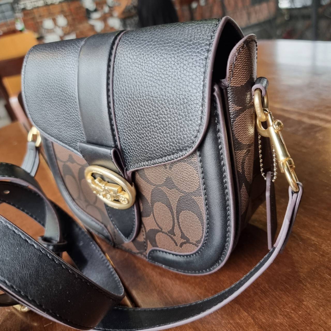 ของแท้ 💯% COACH C2806 GEORGIE SADDLE BAG IN SIGNATURE CANVAS ยกระดับความหรูให้กับตัวเองกันหน่อย