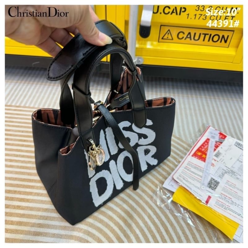 Dior Toujours Tote Bag Graffiti Printed กระเป๋าทรงโท้ทรุ่นใหม่สุดฮิต พร้อมใบเล็ก ดีไซน์ใหม่ล่าสุด ที่มีทั้งความละมุนและหรูหราในตัว ใช้งานง่าย ด้านในกระเป๋ากว้างมาก จุของได้สบายๆ