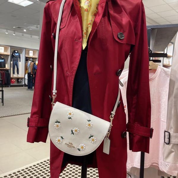 ใหม่ล่าสุด สวยก่อนใครแน่นอนค่า😘COACH ELLEN CROSSBODY WITH DAISY EMBROIDERY((C2863)) 💐พร้อมส่งจำนวนจำกัดค่ะ! กระเป๋าสะพายแบบครอสบอดี้ร์ หนังแท้นิ่มอย่างดีค่ะ 💐ด้านหน้าปักดอกซี่ความหมายดีๆ ละมุนสวยงามมากๆค่ะ เปิดปิดกระเป๋าแบบแม่เหล็ก