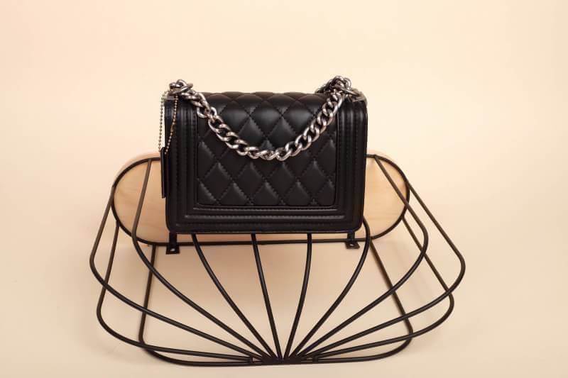 รุ่นขายดีที่สุด!!!! KEEP Quited Boy Bag กระเป๋า ทรง boy style KEEP LOOK Cool มากๆ เลยน๊าใบนี้ ไม่มีถือว่า Out มากๆ 💘ตัวกระเป๋าอยู่ทรง ทำจากหนังแกะสังเคราะห์นิ่ม-ตึงสวย สายโซ่ มีที่รองไหล่ สะพายสบายคะ สายปรับ สั้น ยาวได้คะ ใบนี้ ไม่ต้องพูดถึงความสว