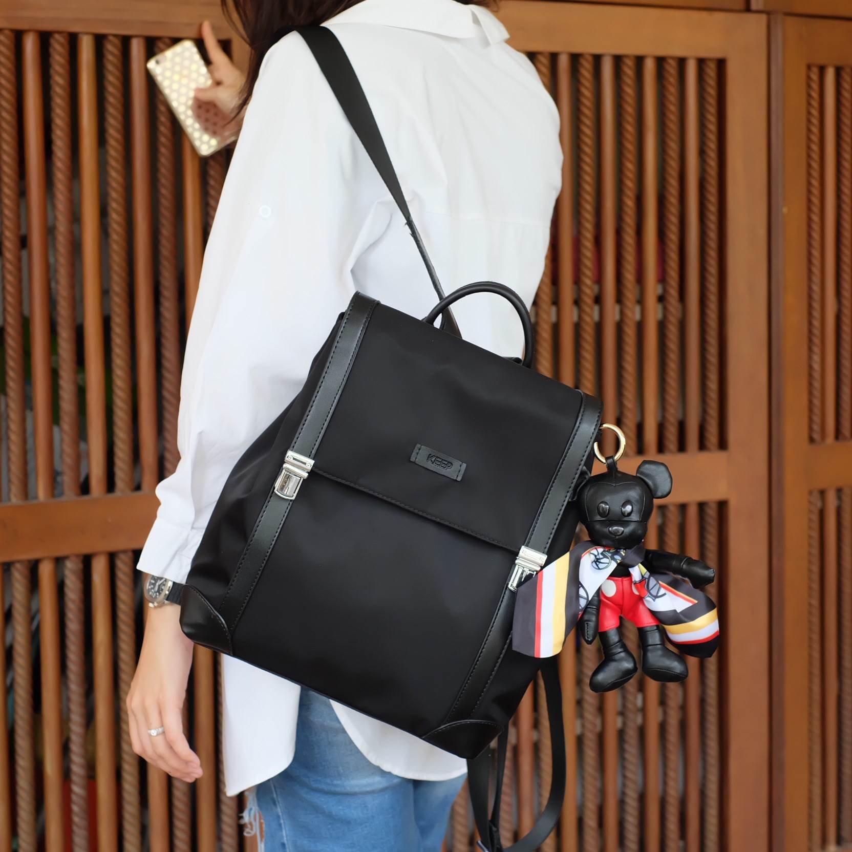 รุ่นใหม่ล่าสุดเลยห้ามพลาดน๊า !!! สาวๆ ที่กำลังหากระเป๋าเป้ เบาๆ ดีไซด์เก๋ๆ ปรับใช้ได้ 2 ทรงเลยคะ 👄 =>> ตัวกระเป๋า เป็นผ้าไนล่อนนาโน เนื้อหนาทนทานกันน้ำได้ แถมหูจับกระเป๋า และตัวหนังต่างๆ ทำจากหนังแท้ทนทานมาคะ =>> น้ำหนักเบา จุเยอะ ดีไซ