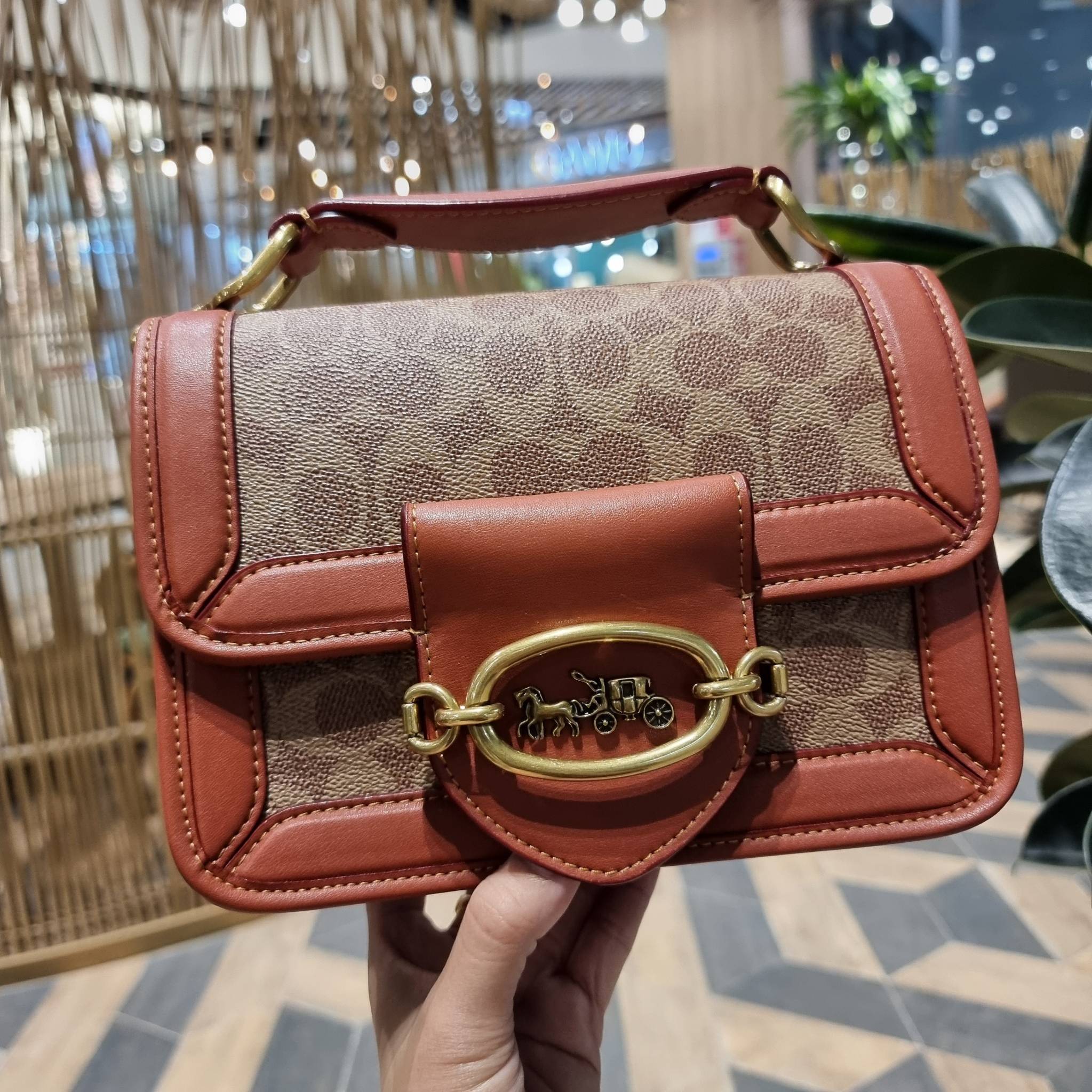 COACH C8449 HERO SHOULDER BAG / COACH C8450 HERO SHOULDER BAG IN SIGNATURE CANVAS ดีไซน์ใหม่ล่าสุด ที่มาพร้อมความหรูยกระดับ กระเป๋าถือ/สะพายข้าง ออกแบบทรงสวย คลาสสิค ขนาดกำลังพอดี ไม่ว่าจะถือ หรือสะพายสายครอส ก็ดูดีแบบไม่ต้องแต่งเติม วัสดุหนังแท้เต็มใบ ฝา