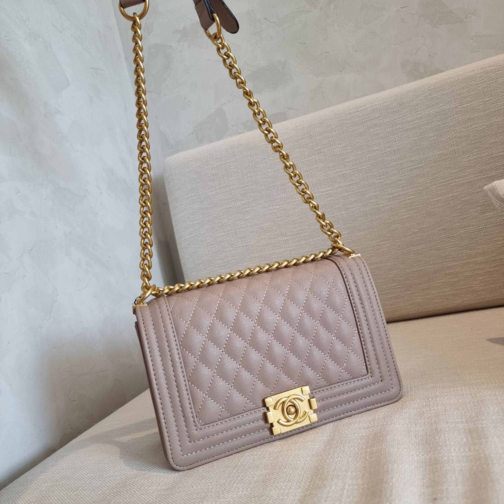 Chanel Boy 10" พร้อมส่งที่ไทย รุ่นสุดฮอต อะไหล่สีทองสุดหรู วัสดุหนังลายคาร์เวีย ทรงคลาสสิคที่สาวๆห้ามพลาด!! ในราคาสุดคุ้ม เปิด-ปิดกระเป๋าด้วยตัวล็อค ภายในโล่งกว้าง ไซส์ใหญ่ใส่ของได้เยอะ มีช่องแยกในกระเป๋า มาพร้อมสายสะพายโซ่สลับหนังรองบ่า (ถอดได้-ปรับ