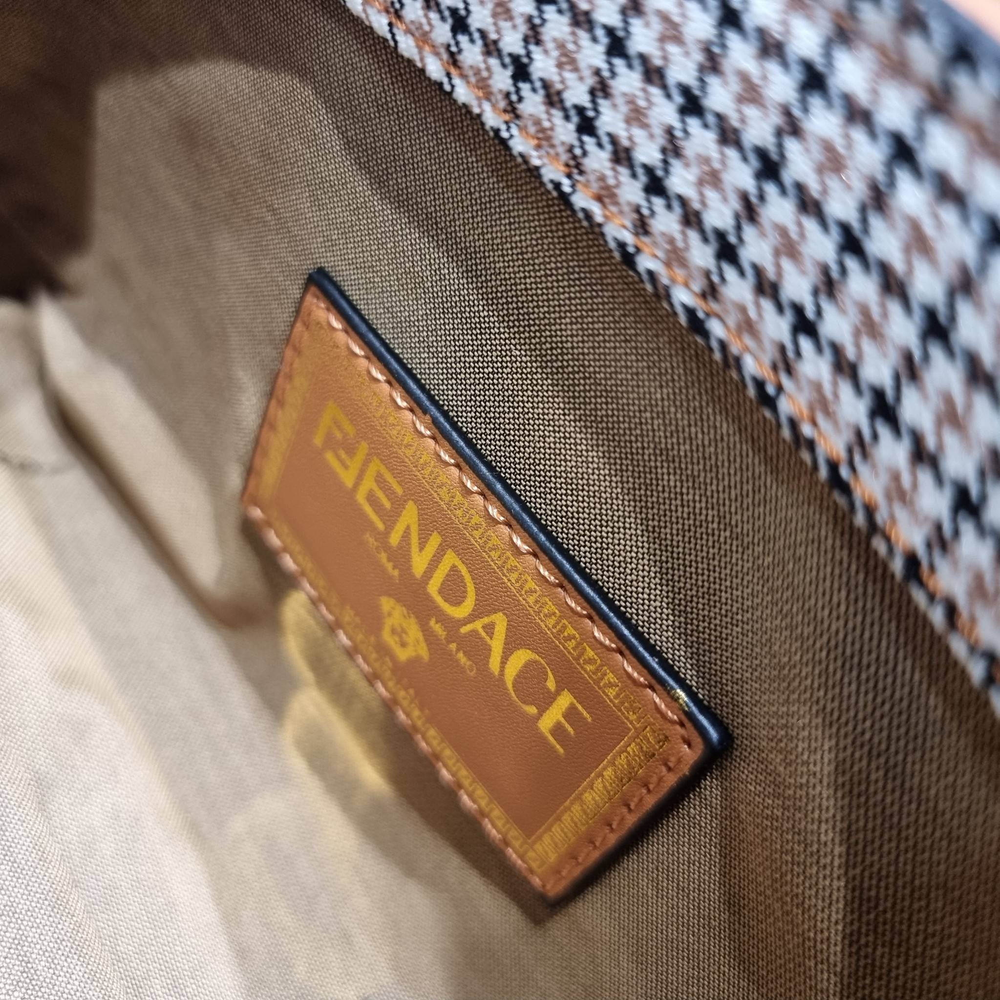 FENDI BAGUETTE MONOGRAM PRINT SHOULDER BAG / FENDI Baguette Brown houndstooth wool bag with FF embroidery อีกหนึ่งรุ่นใหม่ ปังไม่ไหวจ้าแม่!! กระเป๋าสะพายทรงแบคเกตต์ ดีไซน์ลวดลายรอบใบ มี texture โดดเด่นน่าใช้ ดูหรูและคลาสสิค