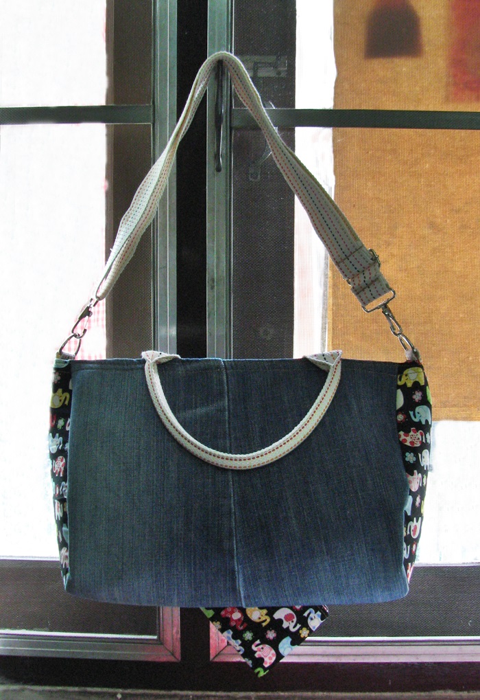 สินค้าหมดค่ะ กระเป๋ายีนส์แบบถือหรือสะพายข้างลายช้างหลากสีค่ะ