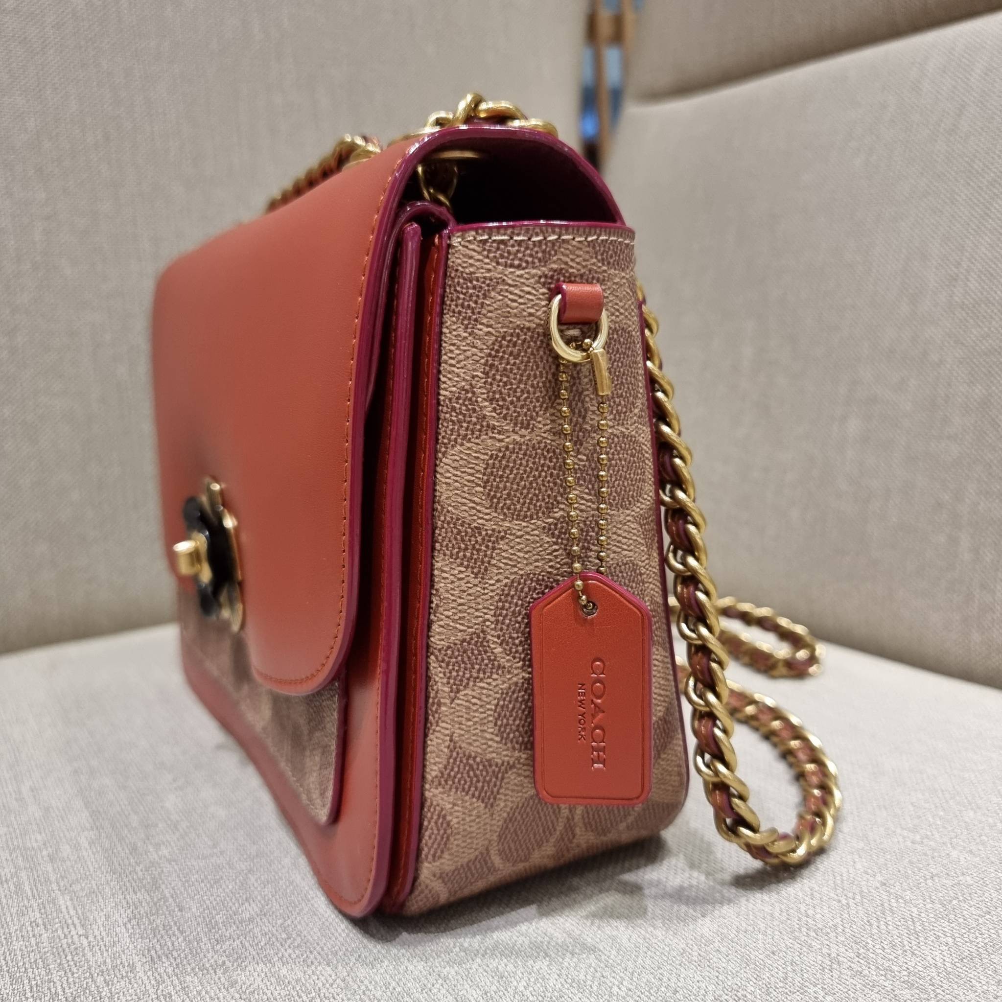 COACH C0827 MADISON SHOULDER BAG IN SIGNATURE CANVAS กระเป๋าสะพายข้าง รุ่นยอดฮิต ไซส์ใหญ่จุใจ ดีไซน์สวย โดดเด่นด้วยตัวล็อครูปดอกไม้ ตกแต่งตัดกันกับลายซีอย่างลงตัว วัสดุหนังแท้สลับหนังแคนวาสเคลือบลาย ภายในแบ่งสัดส่วนให้อย่างดี มาพร้อมสายสะพายในตัว ปรับใช้ไ