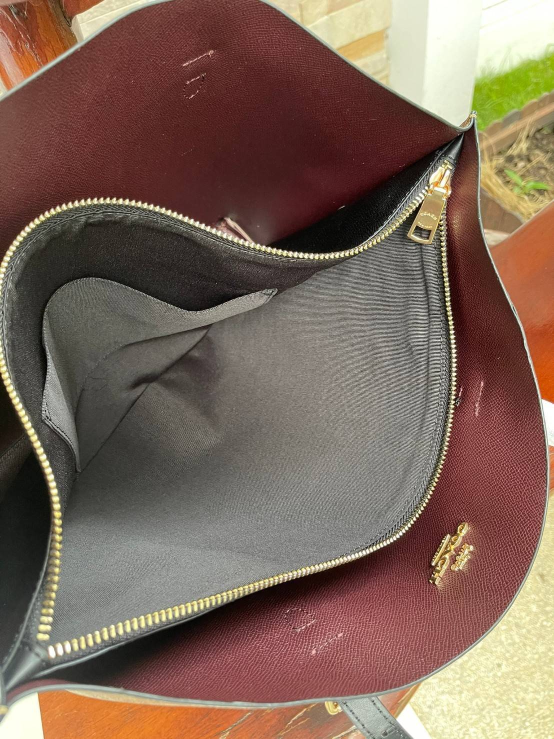 ของแท้ 💯% Coach Signature Tote bag อีกหนึ่งรุ่นฮิต ให้พื้นที่จุของกว้างขวาง เป็นTote Bag รุ่นฮิตอีกรุ่นหนึ่งของ Coach ที่เชื่อว่าต้องเคยผ่านตาสาว ๆ มาก่อนแน่นอนค่ะ