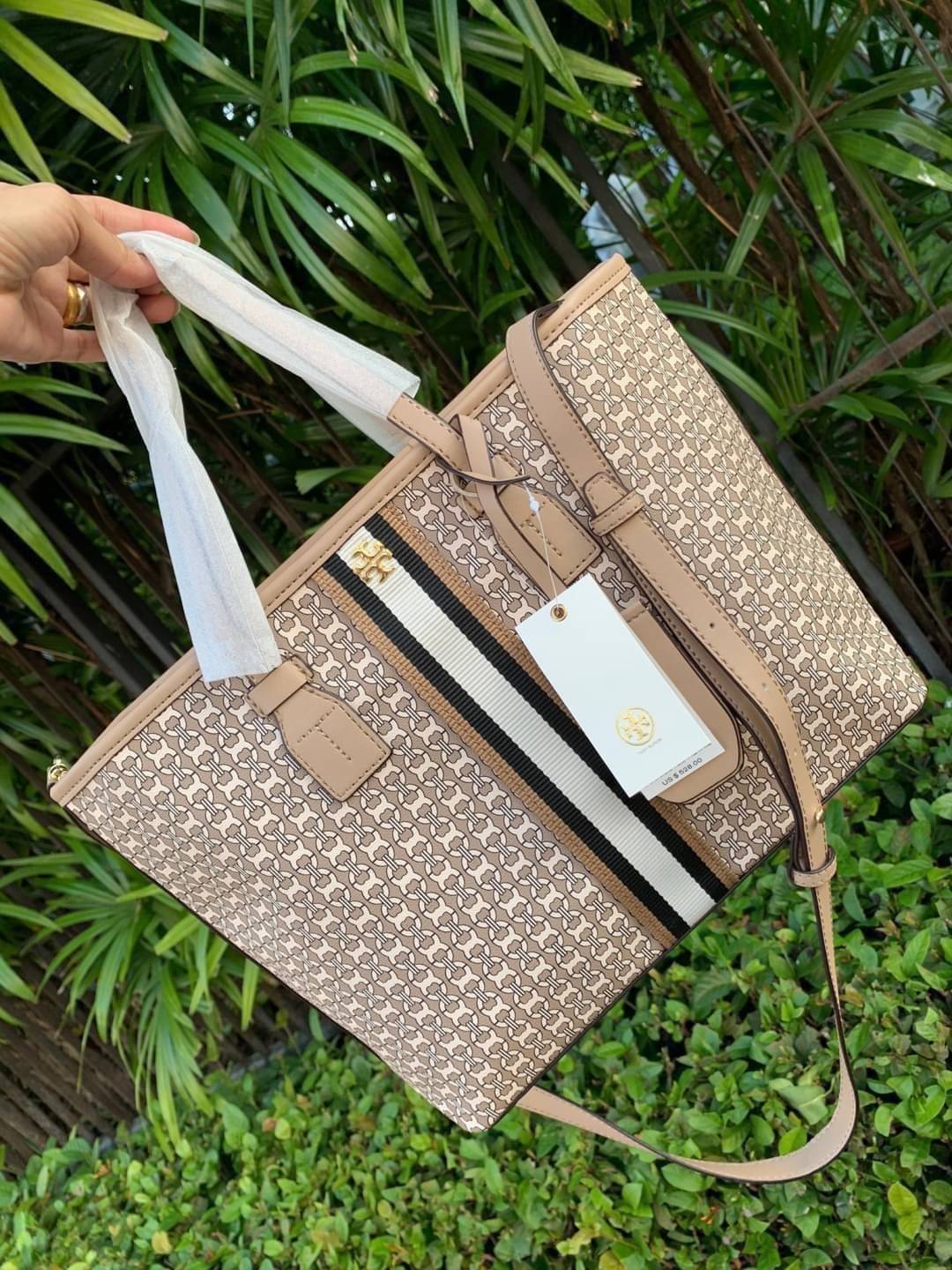 ของแท้ 💯% Tory Burch Gemini Link Canvas Small Tote กระเป๋าสุดปังจากทอรี่ เบริช์(Tory Burch) อย่างเจมิไนลิงค์ ในทรง tote bag ซึ่งผลิตจากผ้าใบเคลือบผิวด้าน มีเอกลักษณ์โดดเด่นที่ลายทางตรงกลาง