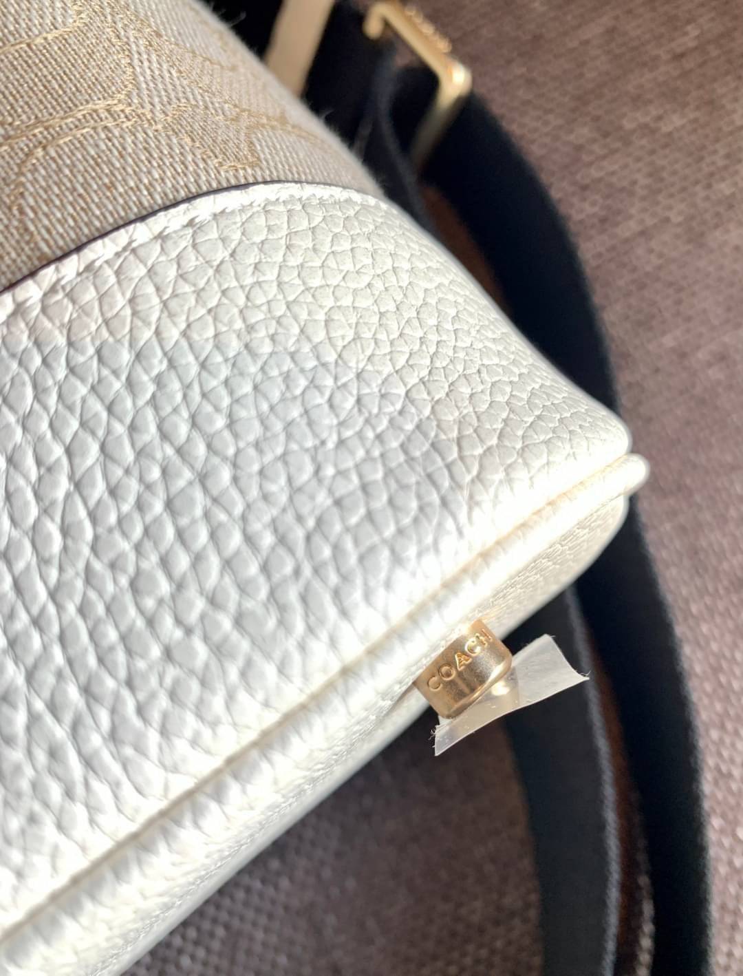 สวยหรู ดูดีมากๆ บอกเลย ไม่มีคือพลาดจร้าา! COACH DEMPSEY DRAWSTRING BUCKET BAG ((C4100//C4102)) พร้อมส่งที่ไทยอีกครั้ง! กระเป๋าทรงขนมจีบ หนังแท้นิ่มสวยมากๆค่ะ จุดเด่นด้านหน้าปั้มโลโก้แบรนด์ ปากกระเป๋าแบบหูรูดใช้งานง่าย ภายในสามารถใส่ของจำเป็นในชีวิตประจำวั