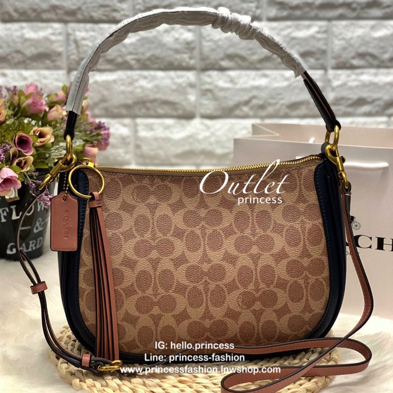 COACH SUTTON CROSSBODY IN SIGNATURE BAG กระเป๋าถือหรือสะพายไหล่ ทรงสวย วัสดุหนังแท้ เนื้อนิ่ม พร้อมพวงกุญแจหนัง เปิดปิดแบบซิป ภายในกว้าง ใส่ wallet ยาว และของใช้ได้เยอะ มีช่องเล็ก พร้อมสายสะพายยาวถอด ปรับได้ค่ะ Dont's miss!!