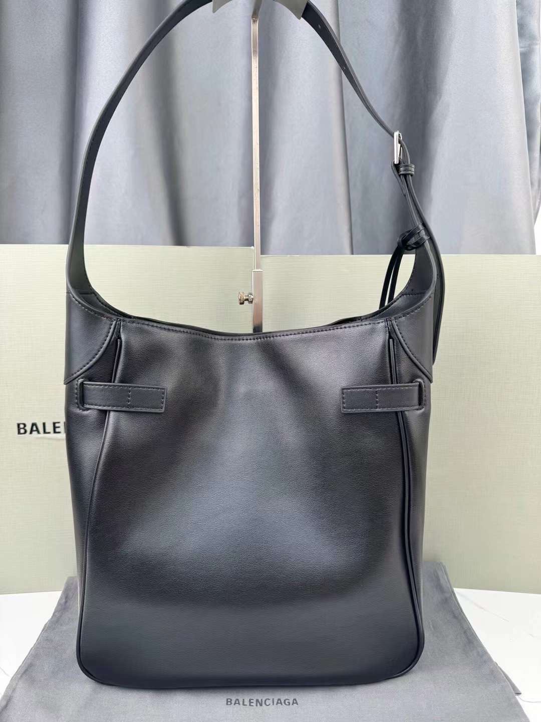Balenciaga Tote Leather Shoulder Bag กระเป๋าสะพายไหล่ทรงโท้ทดีไซน์สวยเลิศ!! ไม่ซ้ำ เอกลักษณ์ที่โดดเด่นด้วยรูปทรงใช้งานง่าย