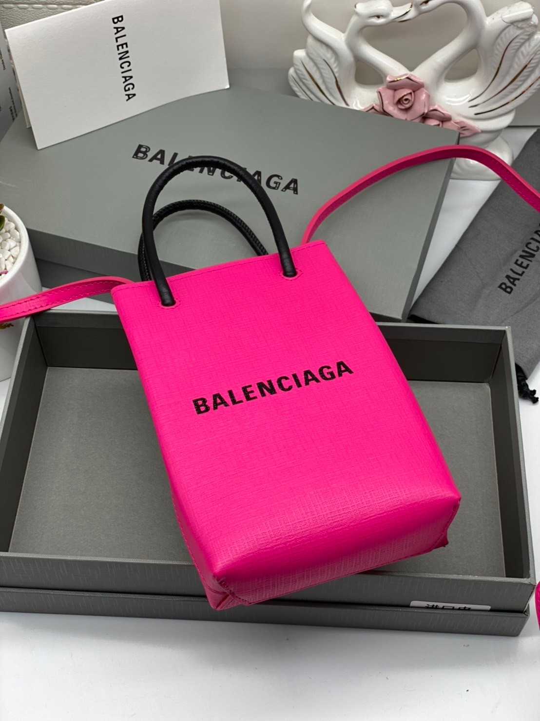 หนังแท้ BALENCIAGA Shopping Phone Pouch leather tote พกกระเป๋าช้อปปิ้งขนาดมินิ ไปทุกที่ในฤดูกาลนี้ ดีไซน์ที่ใช้ได้ทุกวันตั้งแต่หนังแบบมีเท็กซ์เจอร์ ภาพสินค้าถ่ายจากงานขายจริง ใช้งานต่างประเทศได้