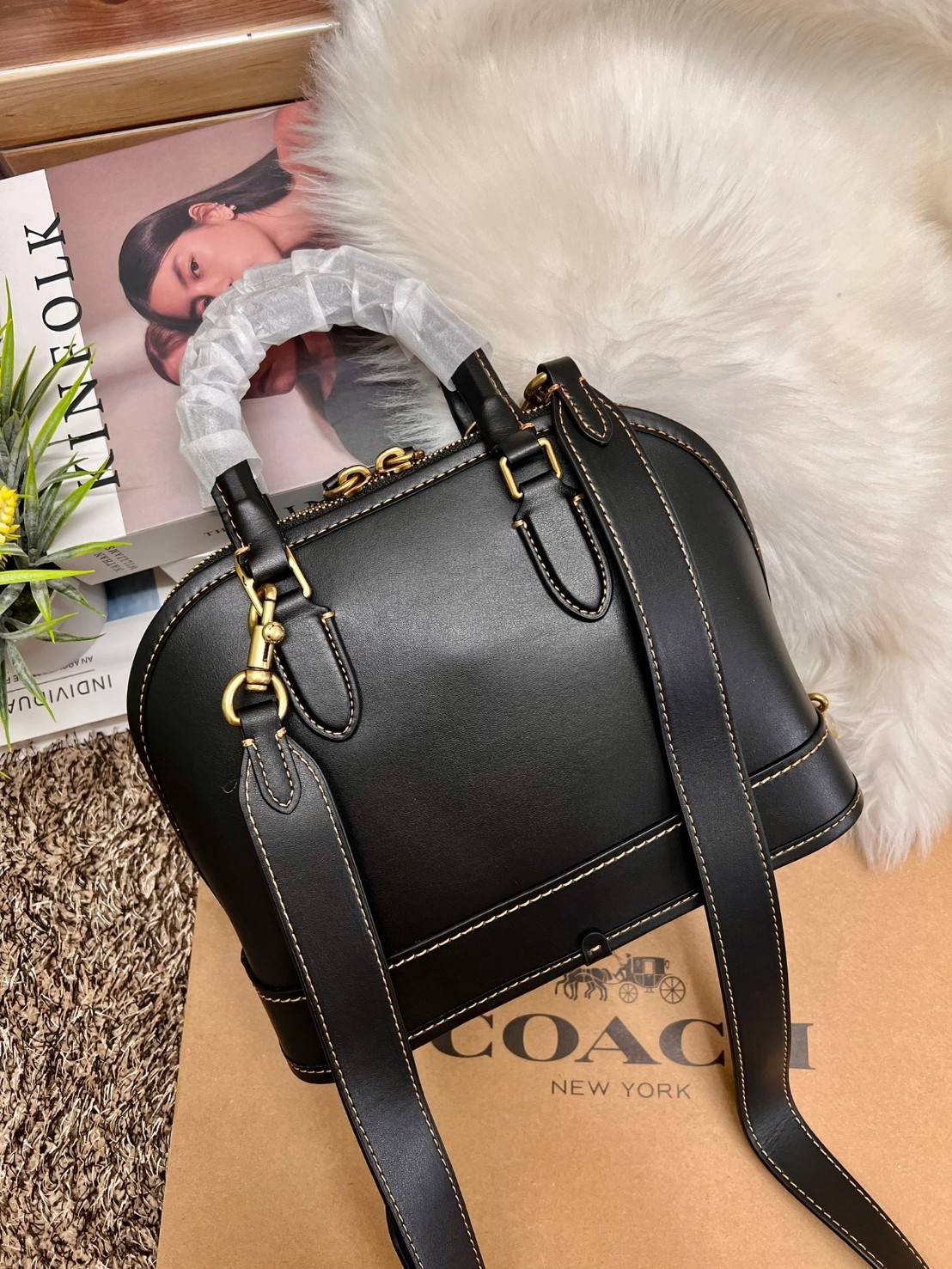 COACH REVEL BAG ((CC411)) ยังไม่เข้าไทย มีมาให้ตับจองก่อนใครที่นี่! พร้อมส่ง รุ่นใหม่ล่าสุด! สวยและดูดี ต้องยกให้รุ่นนี้เลยค่ะ กับกระเป๋าทรงโดม ที่ไม่ว่าลุคไหนๆก็เอาอยู่ หนังแท้เรียบสวยมากๆค่ะ 💕ด้านหน้าห้อยพวงแบรนด์+พวงหนังมาให้