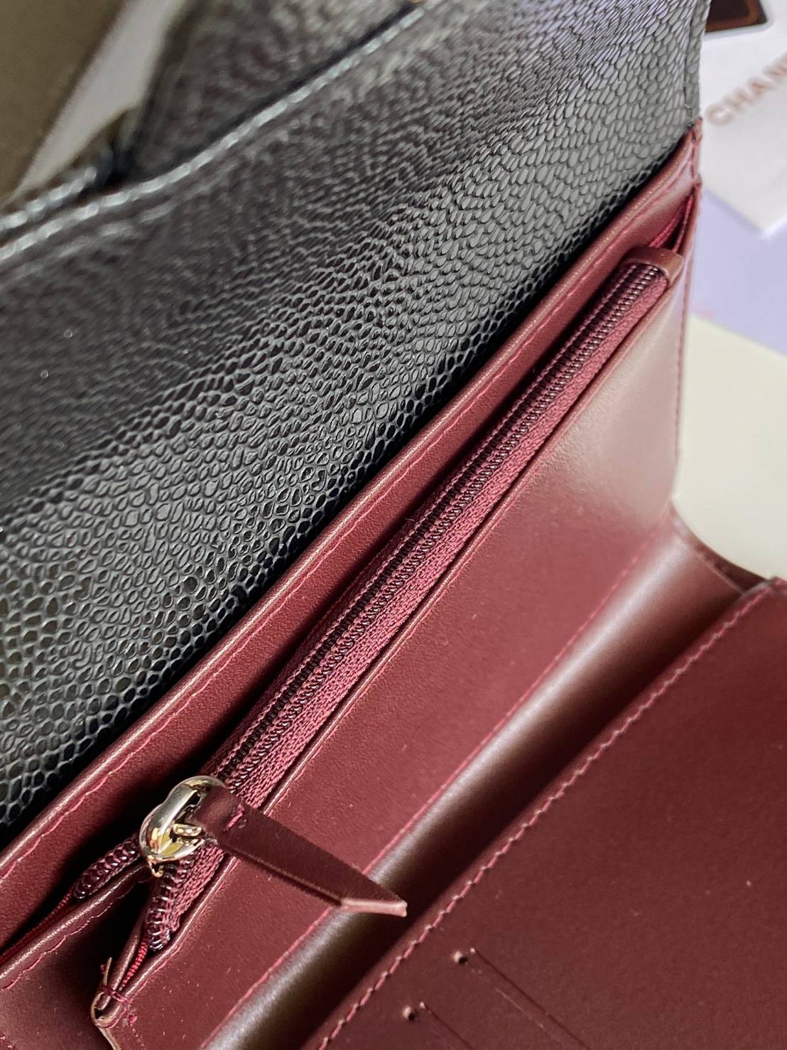 หนังแท้ CHANEL WALLET รุ่นยอดนิยมไอเท็มฮิตวัสดุหนังคาเวียร์สวยคลาสสิคเปิดปิดด้วยฝาปิดกระดุมด้านหน้ามีโลโก้แบรนด์อะไหล่ทอง/เงินสวยหรู ภายในสีแดงเบอกันดี้ มีช่องซิปด้านในเรียกว่าใบเดียวจบ เป็นใบยอดนิยมของสาวๆ เลยค่าา พร้อมส่งที่ไทยไม่ต้องรอพรีฯ สาวก Chanel 