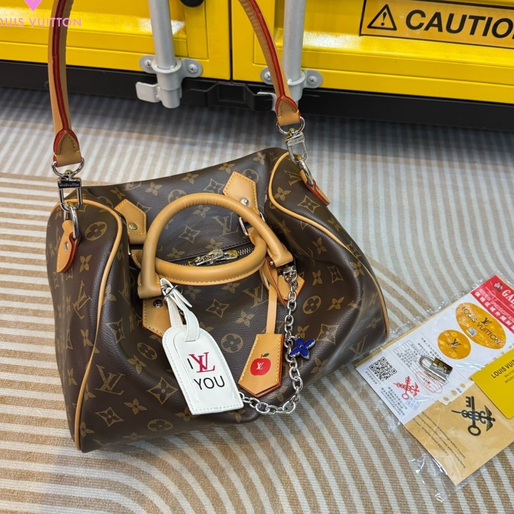 LV Speedy Soft 30 Crafty Bag กระเป๋าทรงหมอน รุ่นท็อปฮิตใบใหญ่จุของได้เยอะ มี 2 แบบให้เลือก รุ่นป้ายแท็ก PRS และ I Love LV ดีไซน์ใหม่ต้อนรับฤดูกาลท่องเที่ยว โดดเด่นด้วยการตกแต่งลายพิมพ์ซิกเนเจอร์ และป้ายแท็กหนังสุดเก๋