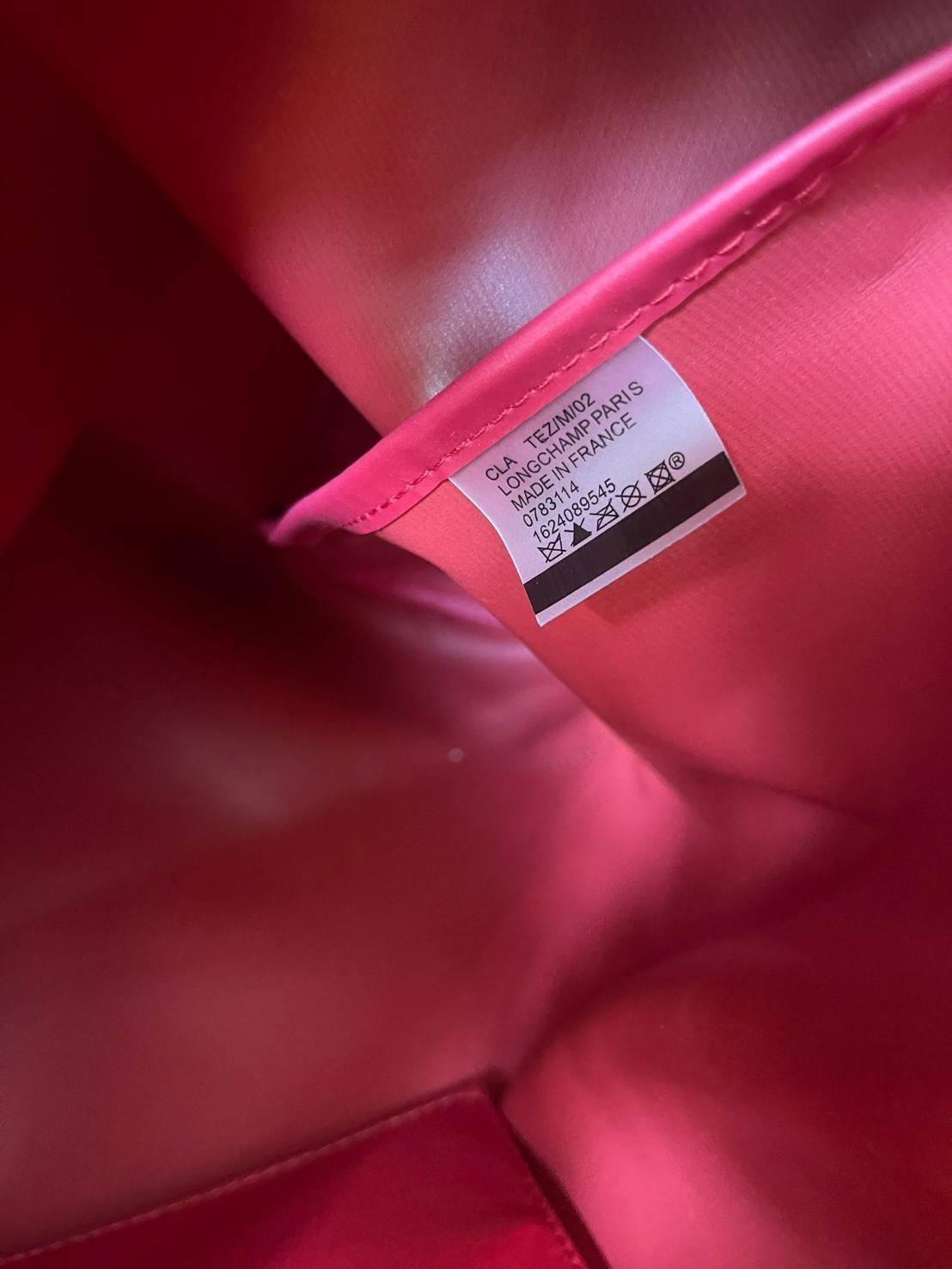 LONGCHAMP BOXFORD TRAVEL BAG L กระเป๋าเดินทางขนาดใหญ่ มาพร้อมสายสะพายที่สามารถถอดได้ ให้คุณเลือกสะพายไหล่หรือถือได้ มีซิปรูดเปิดปิดกระเป๋าที่ให้คุณมั่นใจได้ว่าคุณจัดเก็บไอเท็มของคุณได้อย่างมิดชิด บ็อคฟอร์ด (BOXFORD) สะท้อนความเป็นเอกลักษณ์ของแบรนด์ที่เปี่