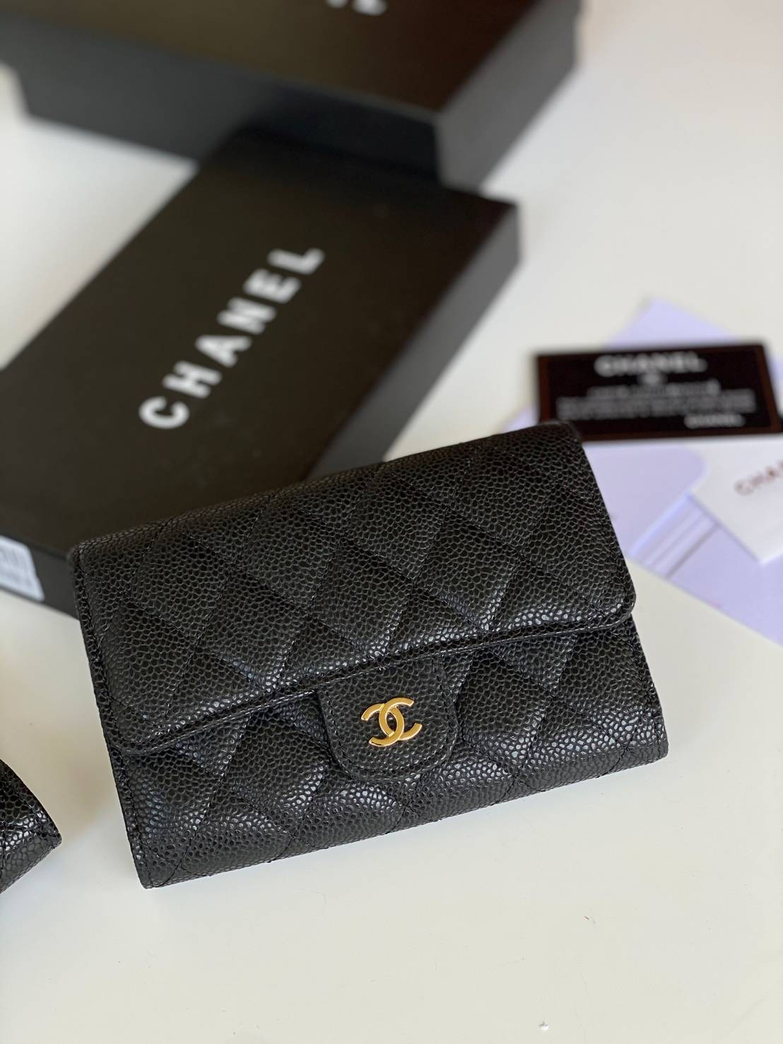 หนังแท้ CHANEL WALLET รุ่นยอดนิยมไอเท็มฮิตวัสดุหนังคาเวียร์สวยคลาสสิคเปิดปิดด้วยฝาปิดกระดุมด้านหน้ามีโลโก้แบรนด์อะไหล่ทอง/เงินสวยหรู ภายในสีแดงเบอกันดี้ มีช่องซิปด้านในเรียกว่าใบเดียวจบ เป็นใบยอดนิยมของสาวๆ เลยค่าา พร้อมส่งที่ไทยไม่ต้องรอพรีฯ สาวก Chanel 