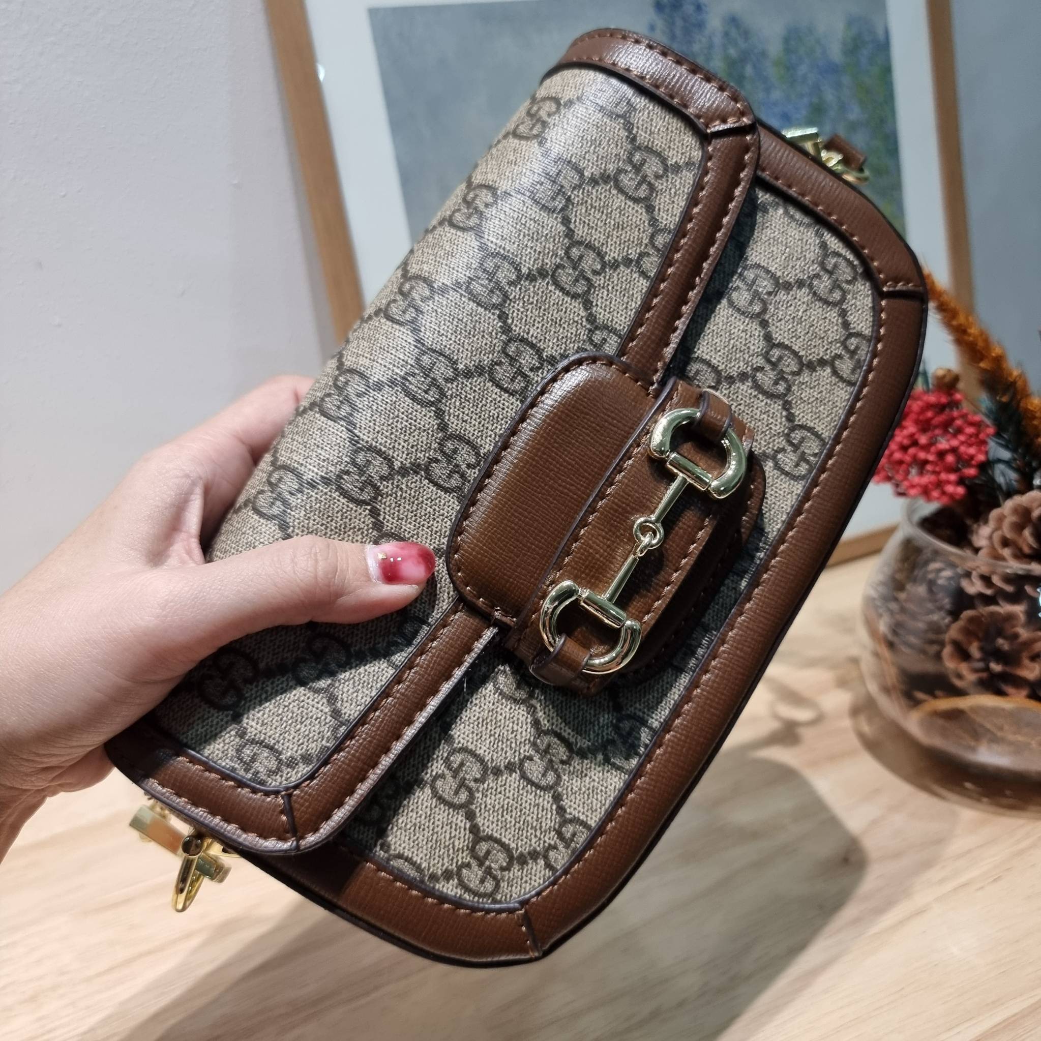 GUCCI Horsebit 1955 shoulder bag / GC STRAP MINI SHOULDER BAG กระเป๋าสะพายไหล่/สะพายข้าง ทรงคลาสสิค ไซส์ใหม่ ตอบโจทย์คนที่ไม่ชอบความใหญ่โต น้องจัดให้ไปเลย!!