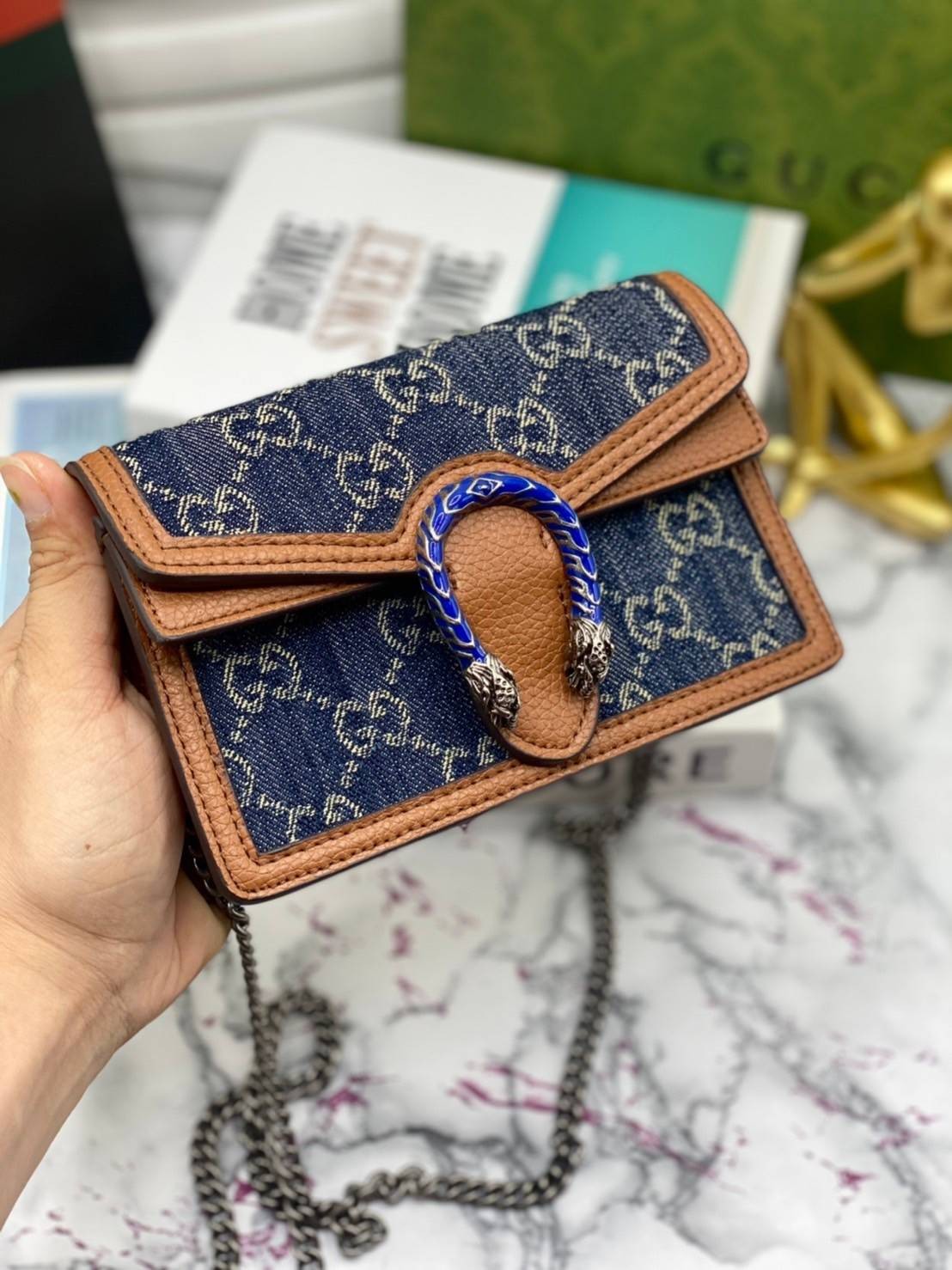 หนังแท้ GUCCI Denim Dionysus mini bag / GG Dionysus Shoulder bag / GG Denim Dionysus พร้อมส่งที่ไทย กระเป๋าสะพายข้างเดนิมสีเข้มสลับหนังแท้สีน้ำตาลงาช้าง เกรดหนังคุณภาพดียิ่งใช้หนังยิ่งสวย โทนสีน่าใช้มากก มาในดีไซน์คลาสสิคเรียบหรูเข้ากับทุกลุ๊คแบบไม่มีเอ้า
