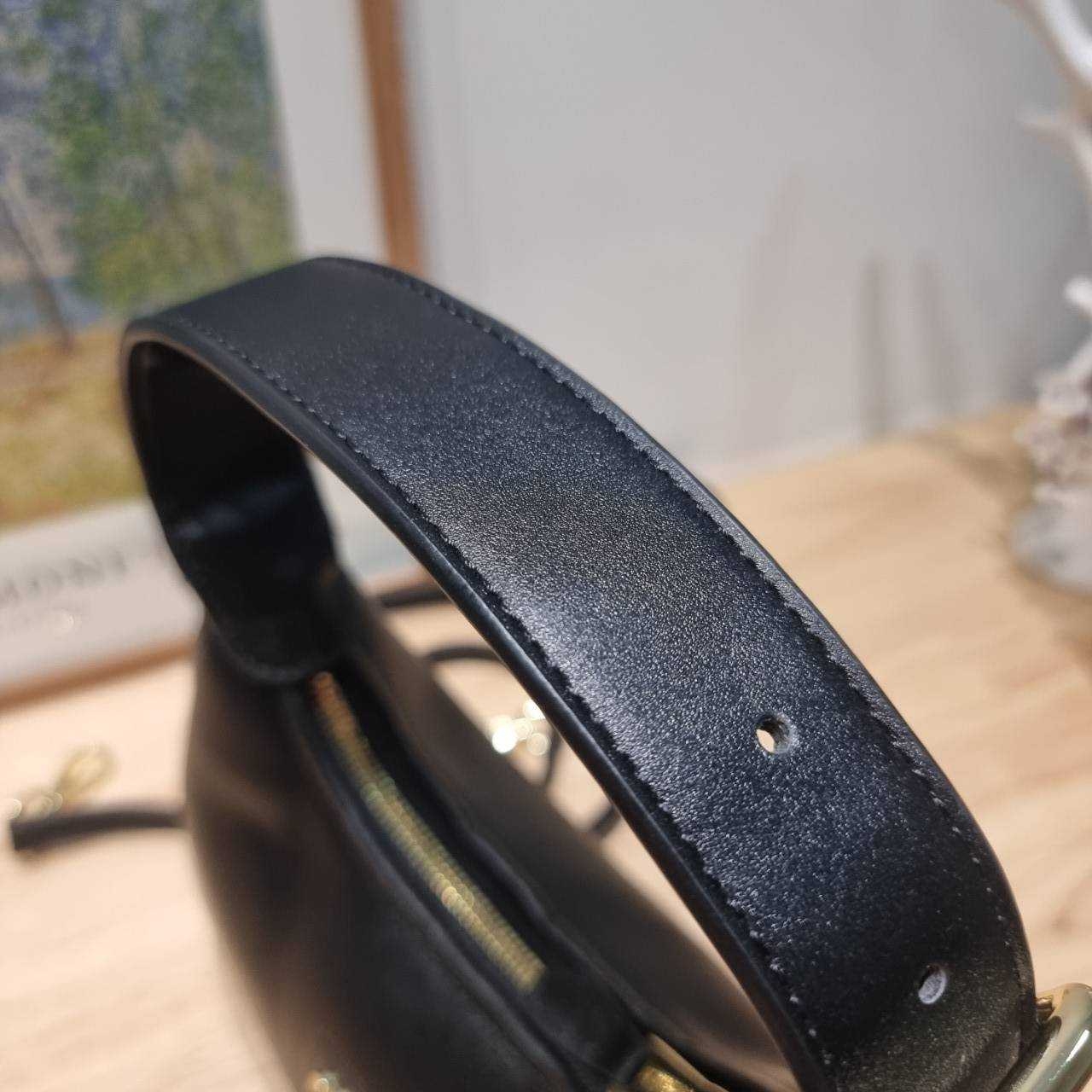 MIU MIU ZIP LEATHER TOP HANDLE BAG กระเป๋าสะพายไหล่/สะพายข้าง ทรงเก๋ ใช้งานง่าย เรียบหรูดูลัคชูสุดๆ