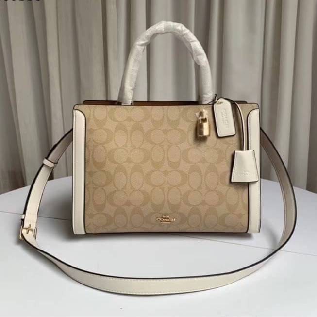 COACH ZOE CARRYALL IN SIGNATURE CANVAS เดอะเบสท์แห่งปี ต้องยกให้พี่คนสวยใบนี้เลย!! รุ่นที่สาวๆตามหา หายากอีกหนึ่ง กระเป๋าถือ/สะพายทรงสวย คลาสสิค ใบใหญ่จุคุ้ม มีดีเทลน่ารักๆที่แม่กุญแจ สามารถล็อคหัวซิปได้ กุญแจซ่อนในพวงหนังห้อยก็น่ารักไปอีก ภายในโล่งกว้าง 