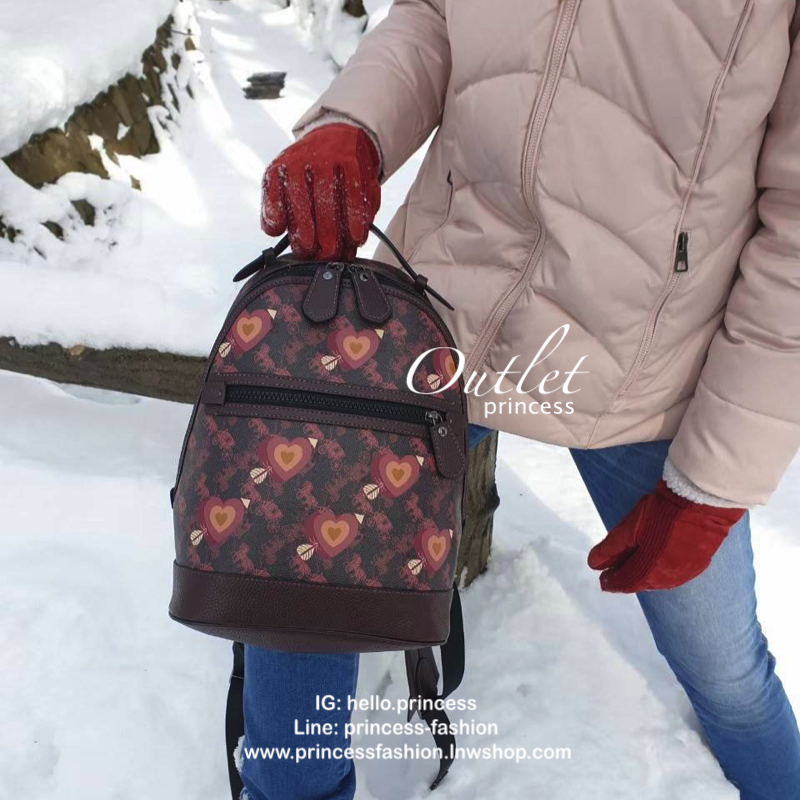 COACH BACKPACK WITH HORSE AND CARRIAGE PRINT AND HEARTS กระเป๋าสะพายหลัง วัสดุ pvc+หนังแท้ ตัวกระเป๋าลายแบรนด์ทั้งใบ ด้านหน้ามีรูปหัวใจโดดเด่นค่ะ พร้อมช่องซิปสำหรับใส่มือถือหรือของจุกจิก เปิดปิดกระเป๋าแบบซิปคู่ ภายในโล่ง ใส่ของจำเป็นได้ครบเลยนะคะ พร้อมช่อ