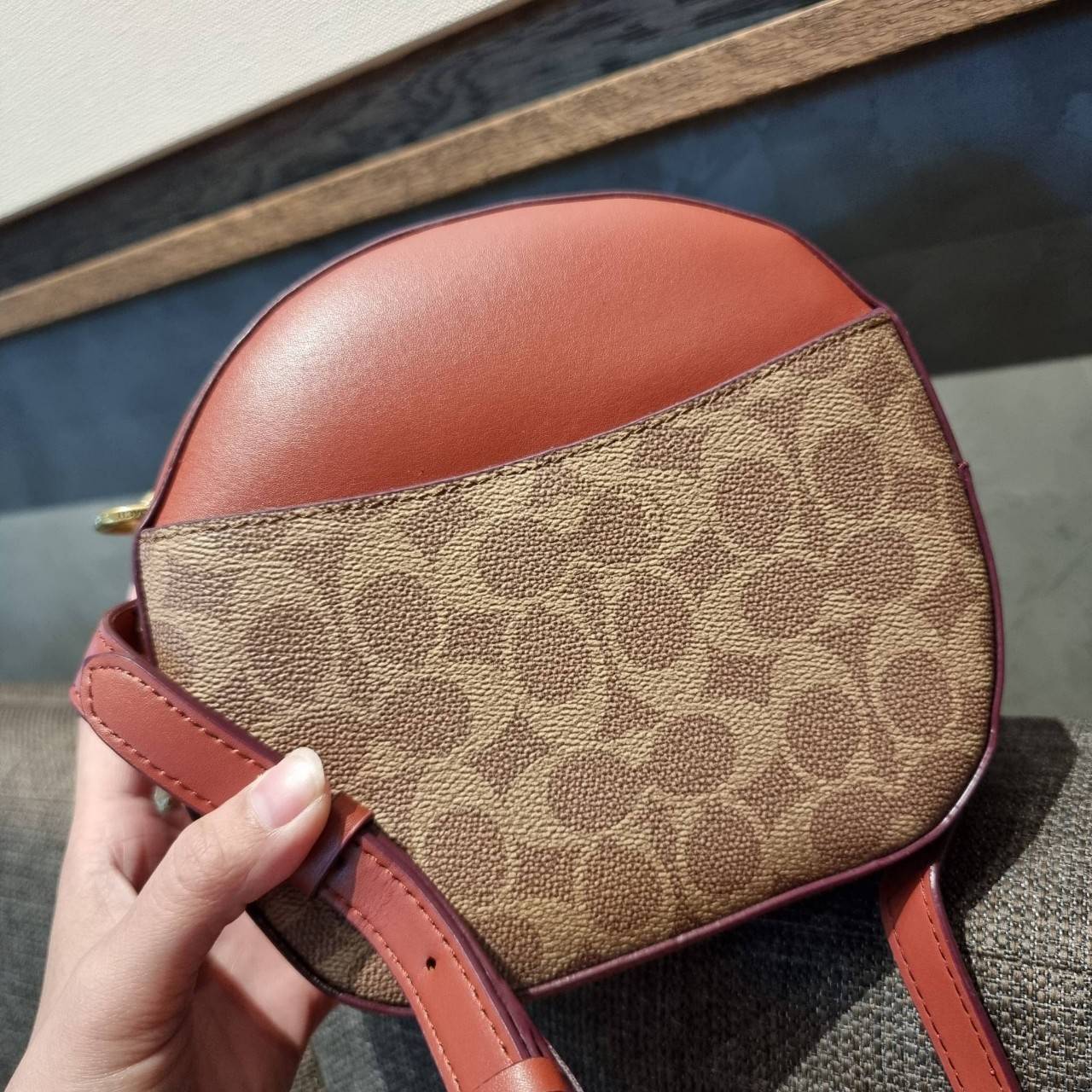 COACH 38680 CANTEEN CROSSBODY IN SIGNATURE CANVAS กระเป๋า crossbody รุ่นหายาก ทรงกลมสวยเด่น มีดีเทลเพิ่มความหรู ด้วยสีของอะไหล่ วัสดุหนังแคนวาสสลับหนังแท้ มีช่องย่อย เปิด-ปิดช่องหลักด้วยซิป ภายในโล่งกว้าง มีช่องซิปแยกให้อีก สายสะพายครอสปรับใช้ได้ตามตัว ใบ