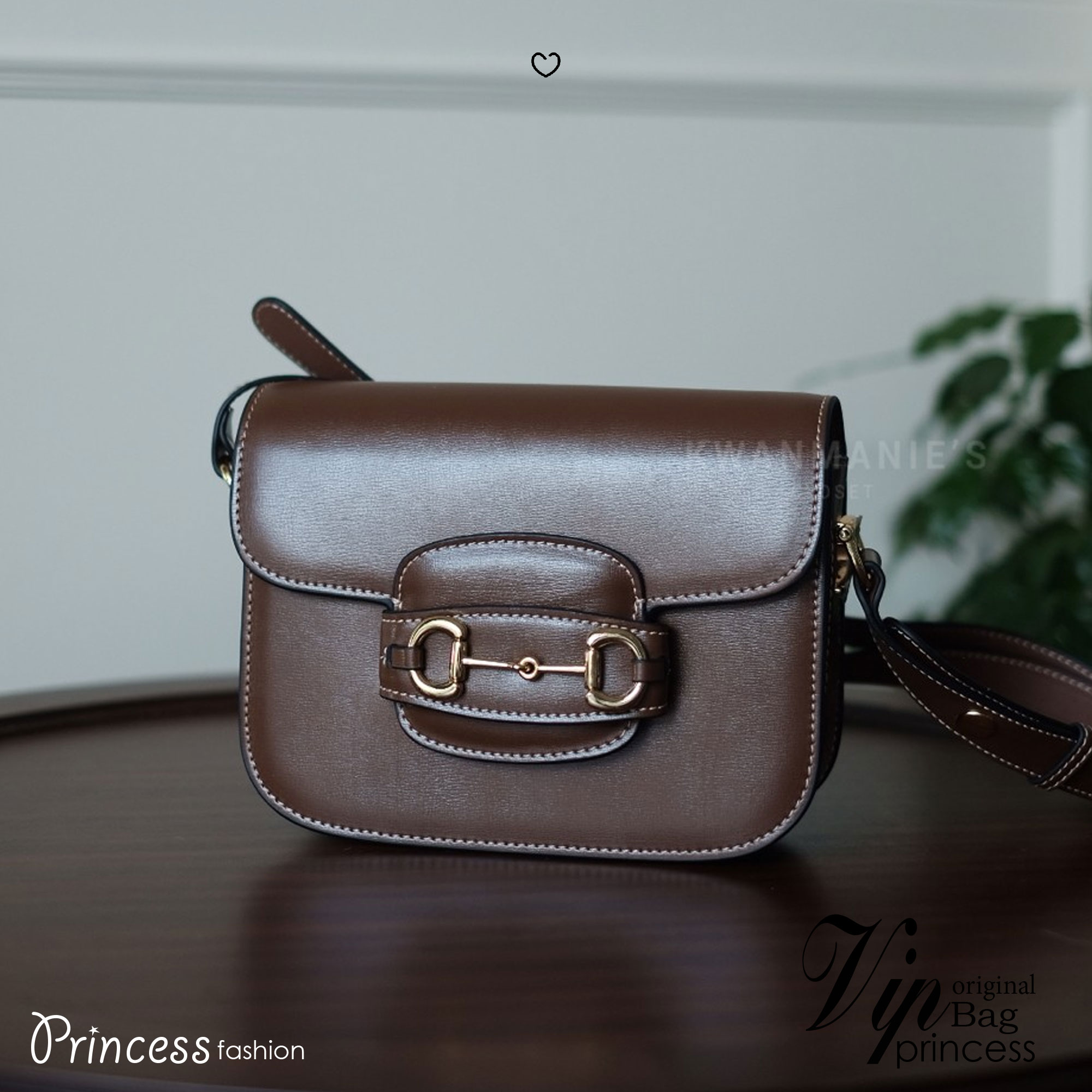 GUCCI Horsebit 1955 small shoulder bag เป็นรุ่นที่มาเพิ่มกี่รอบก็ไม่เคยพอ!! เด็ดสุด!! ฮ็อตสุด!! ให้สิบว้าวไปเลยกับใบนี้ 🤩🤩 กระเป๋าสะพายไหล่/สะพายข้างทรงคลาสสิค สวยผู้ดี ดารา เซเลปใช้กันเพียบ สวยอยู่ทรง