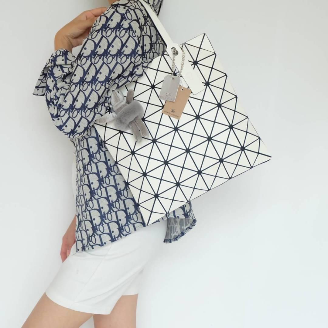 ทรงสุดฮิตจากแบรนด์ David Jones รุ่น Candy color ใบนี้ มาพร้อมกับน้องกระต่าย สีเข้า set กับกระเป๋าคะ กระเป๋า ทรง Tote