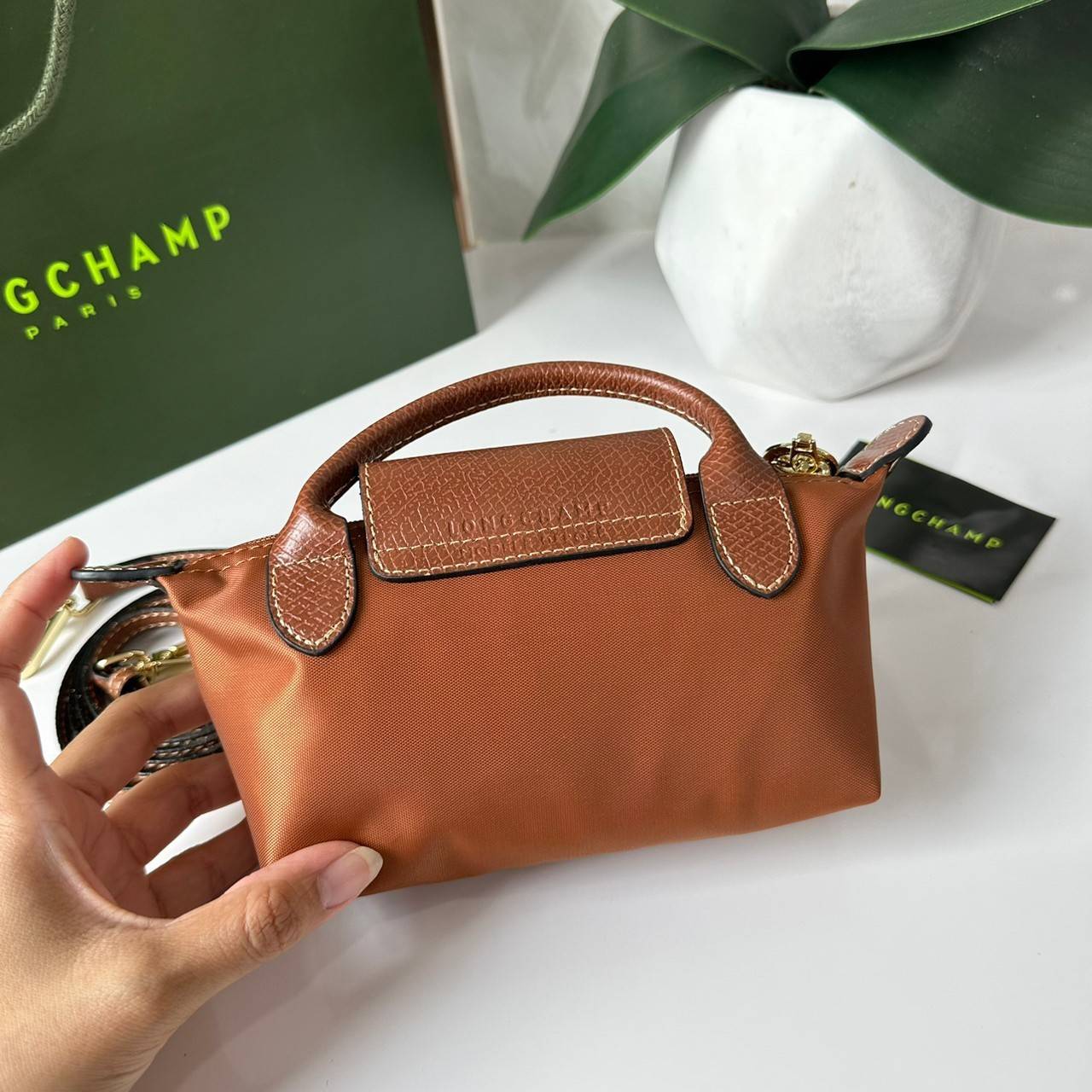 LONGCHAMP LE PLIAGE ORIGINAL Pouch with handle กระเป๋าใบเล็กขนาดกระทัดเหมาะกับใส่ของจำเป็นจุกจิก กันน้ำได้ พร้อมส่ง