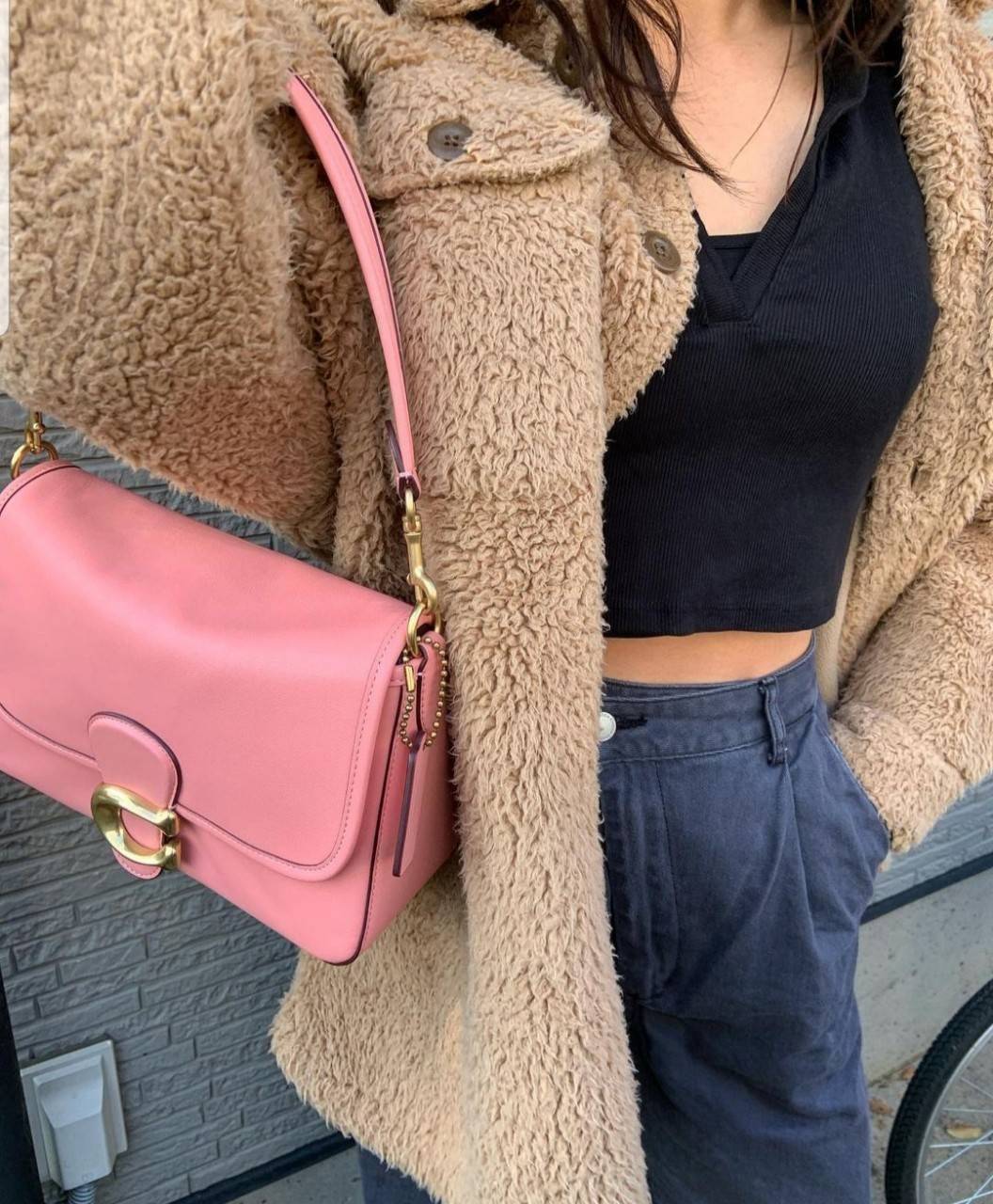 COACH SOFT TABBY SHOULDER BAG (C4823//C5261) กระเป๋าถือ กระเป๋าสะพาย ที่ใครๆก็เข้าถึงได้ หรูหรา คลาสสิค ลุคเรียบร้อย แต่ความสวยไม่น้อย! ดาเมจความลุคผู้ดีรุนแรงมาก!!เกินต้าน!!// วัสดุหนังแท้ทั้งใบ หนังเรียบ หนังนิ่มมากๆ อยู่ทรงสวยมากๆด้วย// ด้านในโล่งกว้าง