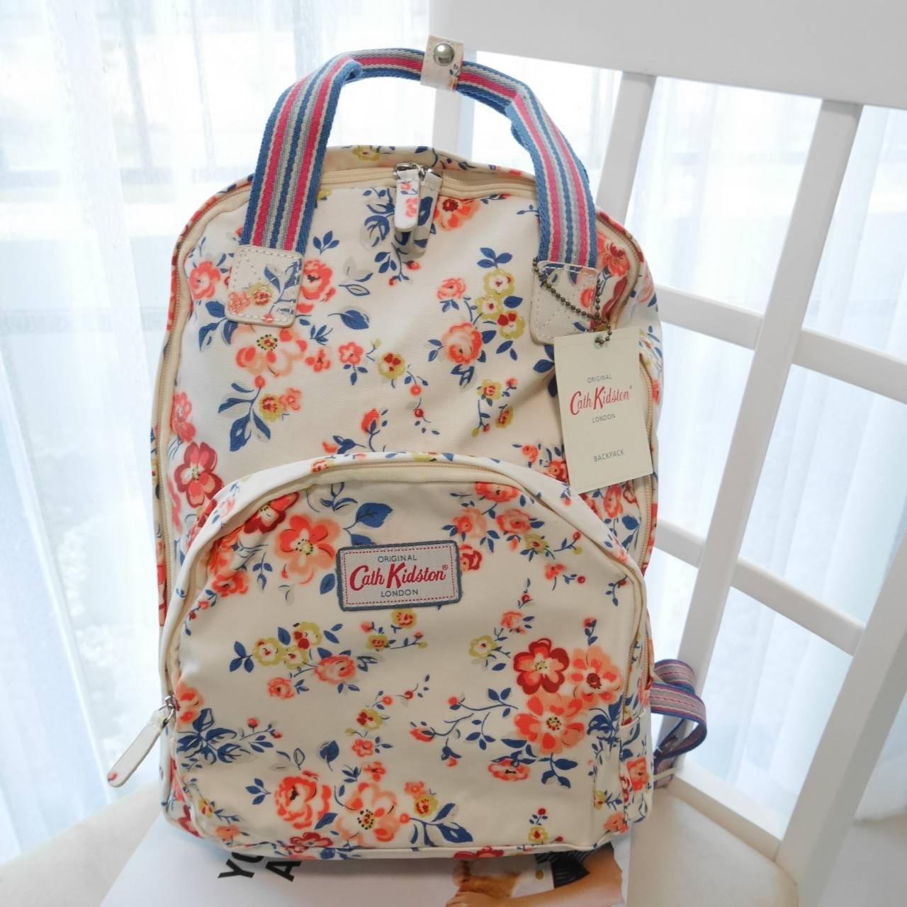 CATH KIDSTON BACKPACK BAG กระเป๋าเป้น่ารัก ตามแบบฉบับของแบรนด์นี้เลยค่า โดดเด่นด้วยหนัง PVC พิมพ์ลาย กันน้ำทั้งใบ ด้านในมีช่องซิปใหญ่ใส่ของ 2 ช่อง จุของได้เยอะ ใส่ IPAD / A4ได้สบายเลยค่ะ ด้านหน้ามีช่องซิปเล็ก 1 ช่อง ใส่ของจุกจิกหนิบได้สะดวก น้ำหนักเบา ใช้